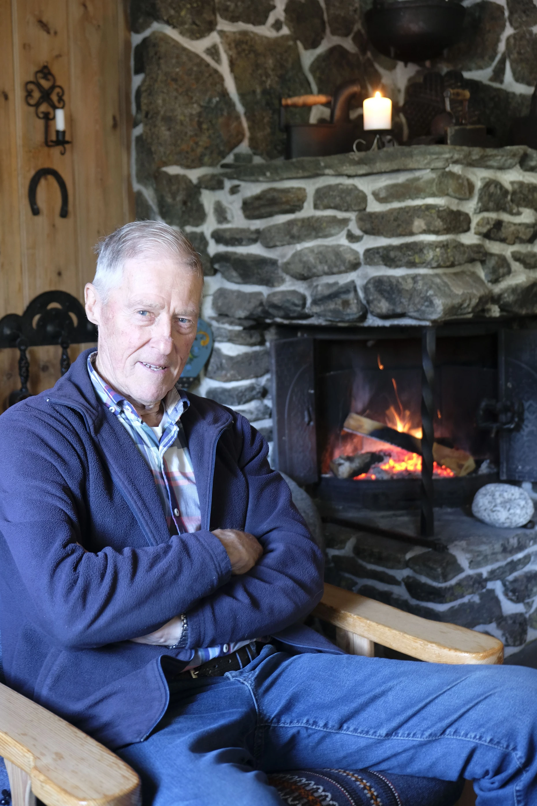 Svein Arne Listøl in der guten Stube seines Hofs