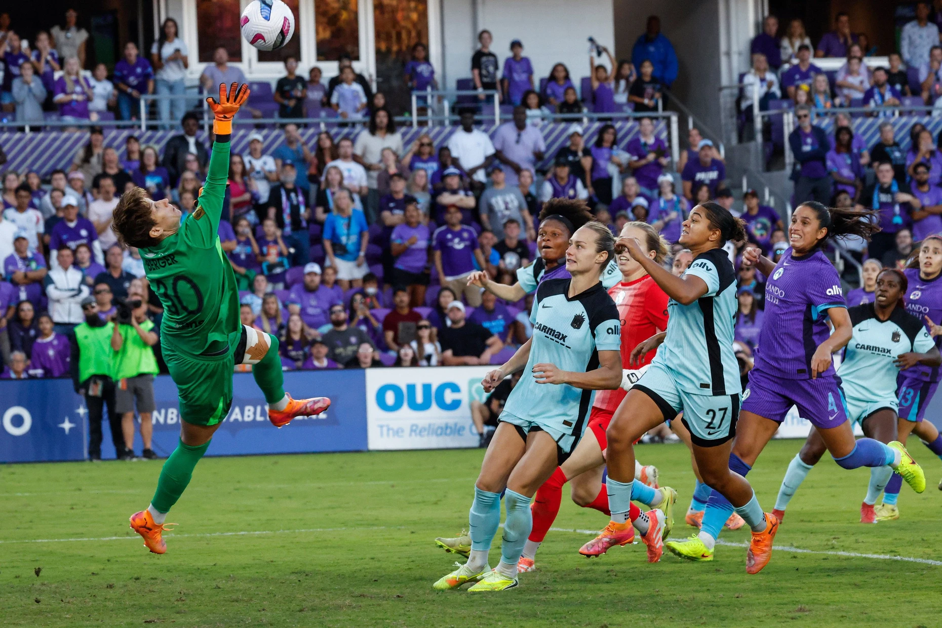 Im Frauenfußball waren die USA jahrzehntelang führend, viele europäische Sitzenspielerinnen sind hier ausgebildet worden. Das Bild zeigt Ann-Katrin Berger, deutsche Torhüterin des US-Mannschaft Gotham FC, im November 2025 im Einsatz gegen Orlando Pride.