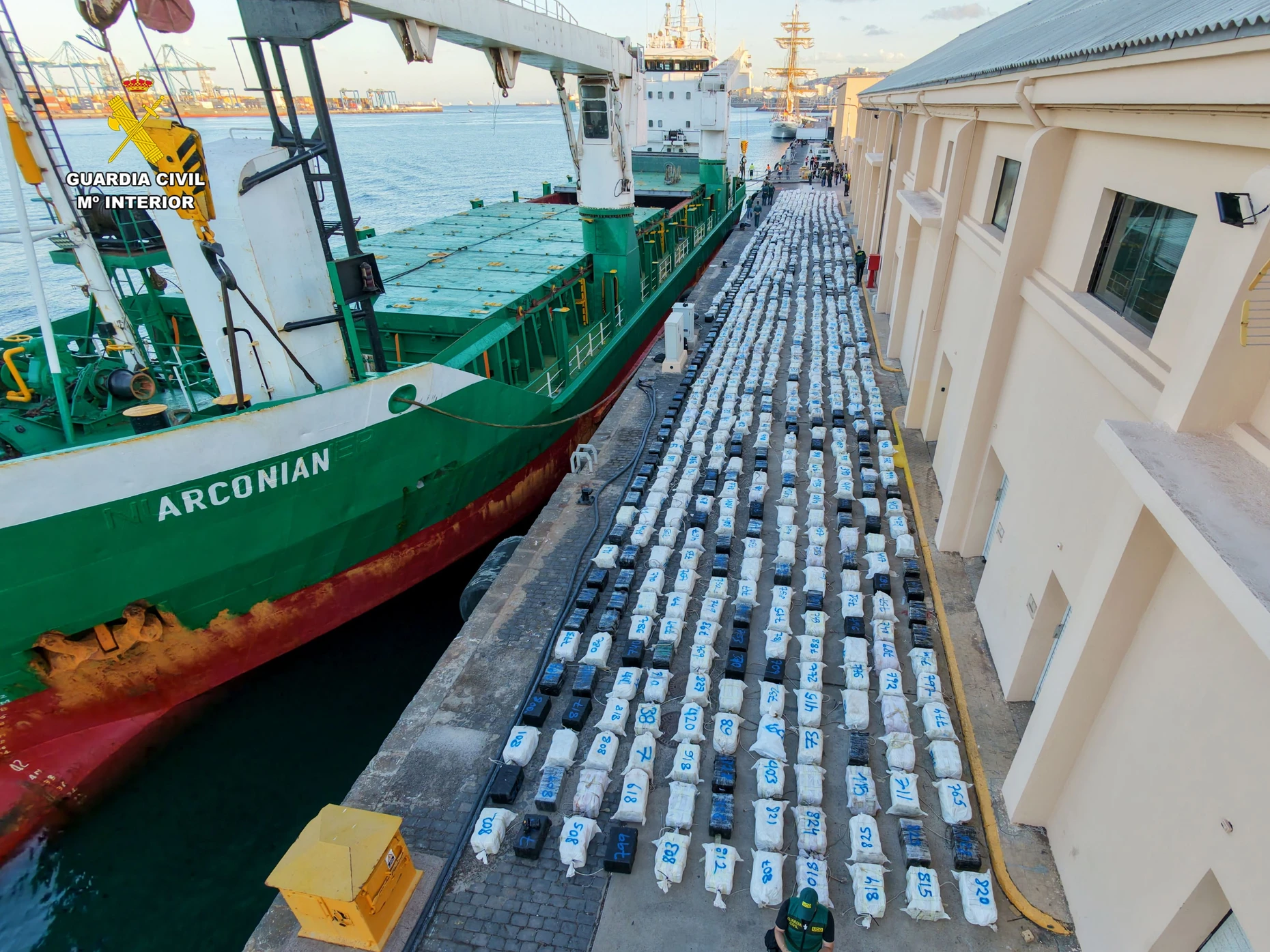 Die Arconian an einem Marinestützpunkt auf Gran Canaria, am Ufer liegen dreißig Tonnen Kokain.
