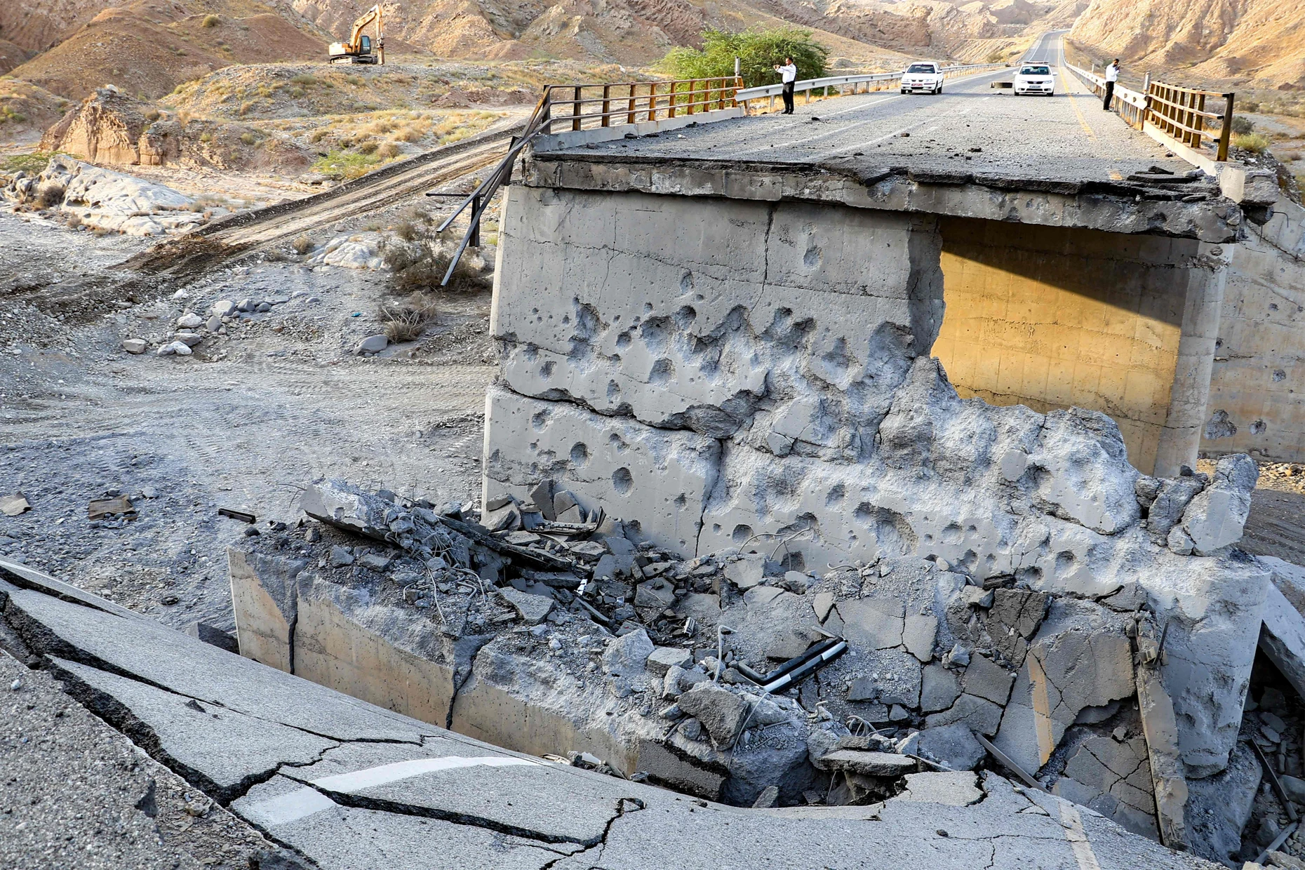 Eine Brücke wurde durch einen US-Angriff in der Nähe der Stadt Bandar Abbas im Süden Irans zerstört.
