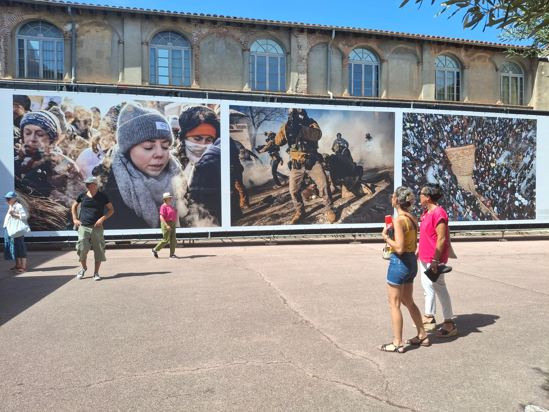 David Guttenfelders Fotografien der Proteste in Minneapolis gegen die ICE-Agentur auf großformatigen Prints im Hof der Église des Dominicains