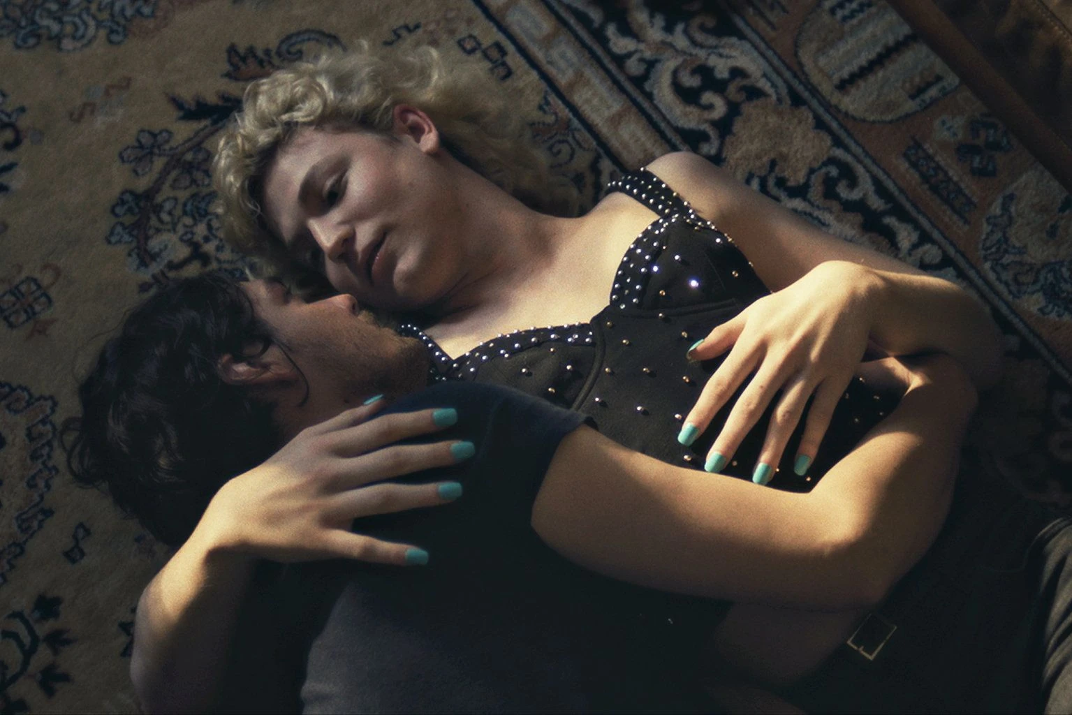 Filmemachen ohne Angst davor, Fehler zu machen: Timoncin Ziegler und Thea Ehre in Christoph Hochhäuslers „Bis ans Ende der Nacht“