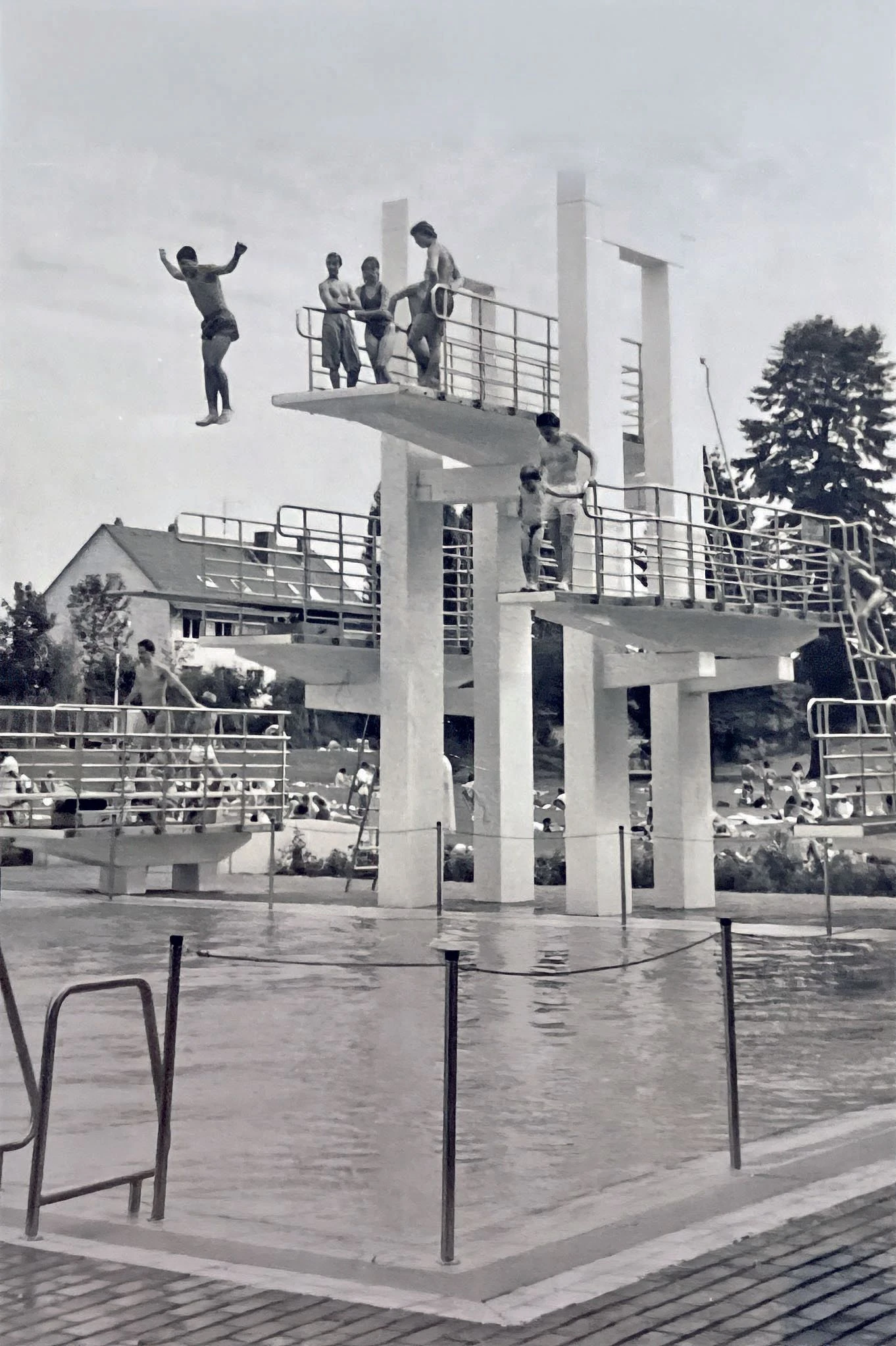 Nie ohne: Der Sprungturm zieht damals wie heute die besonders Mutigen an.