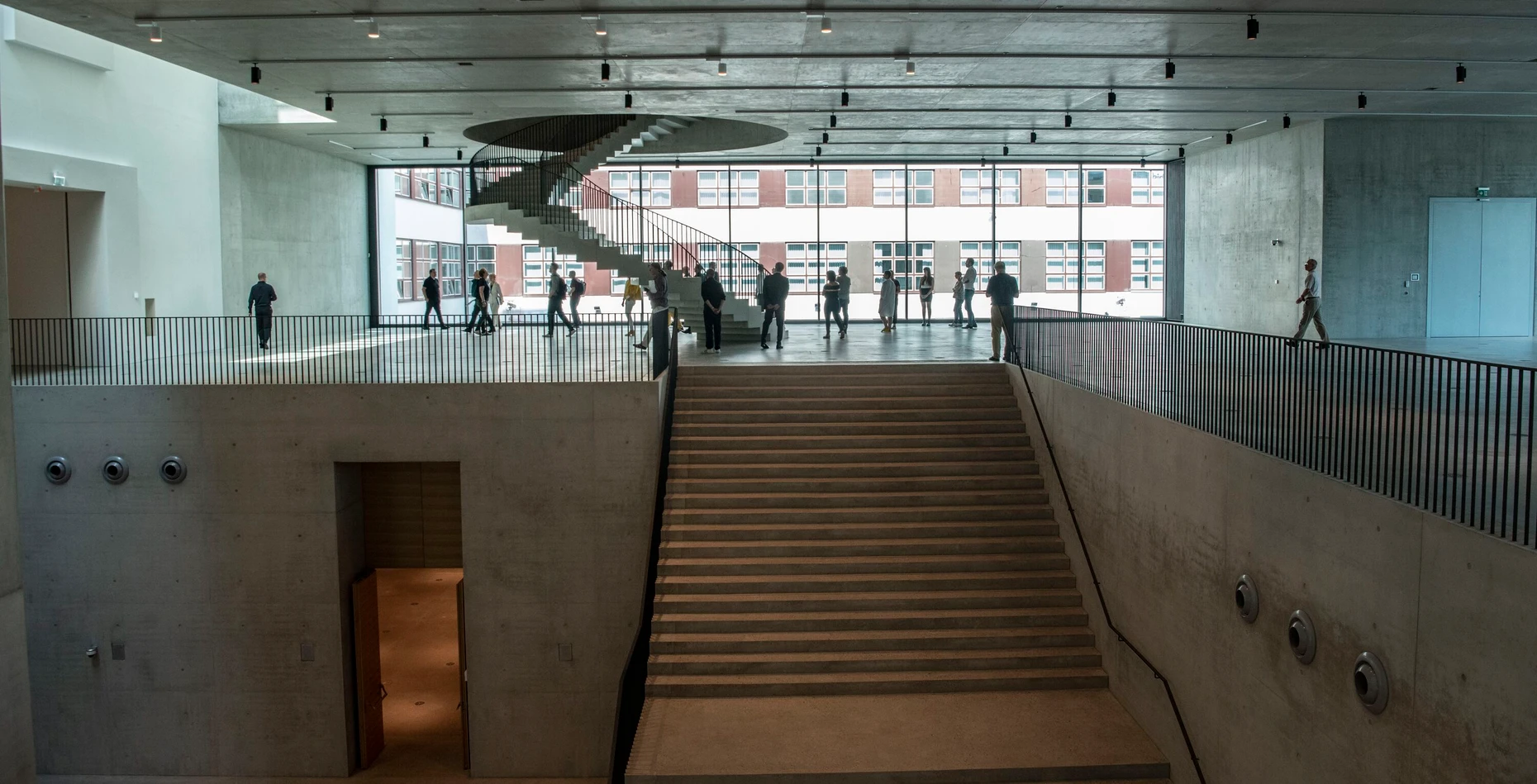 Besucher im Dokumentationszentrum der Stiftung Flucht, Vertreibung, Versöhnung