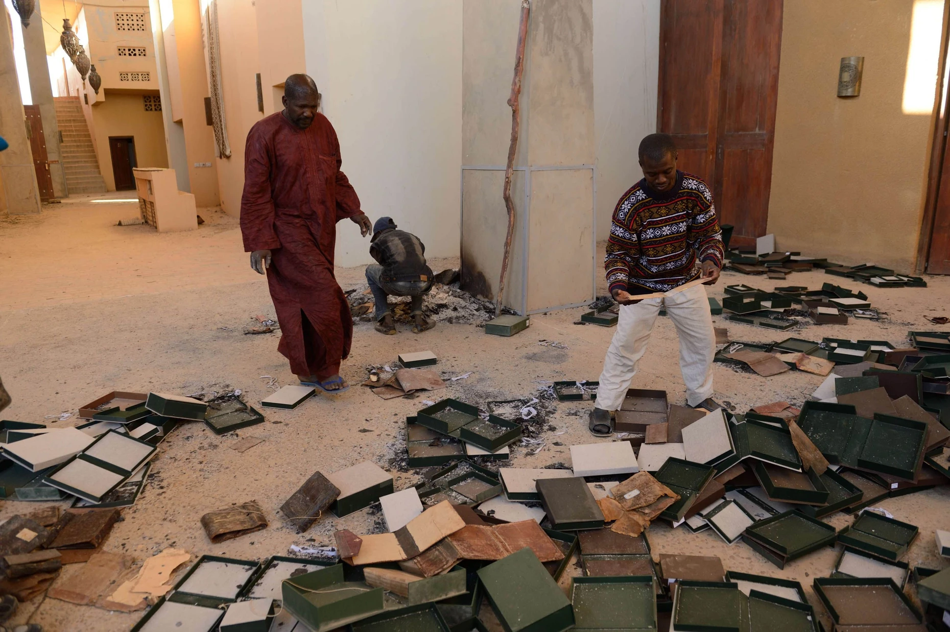 Verbrannte Handschriften im Ahmed Baba Centre for Documentation and Research in Timbuktu im Januar 2013. Islamisten hatten das Haus angezündet, als sie sich aus der Stadt zurückzogen.
