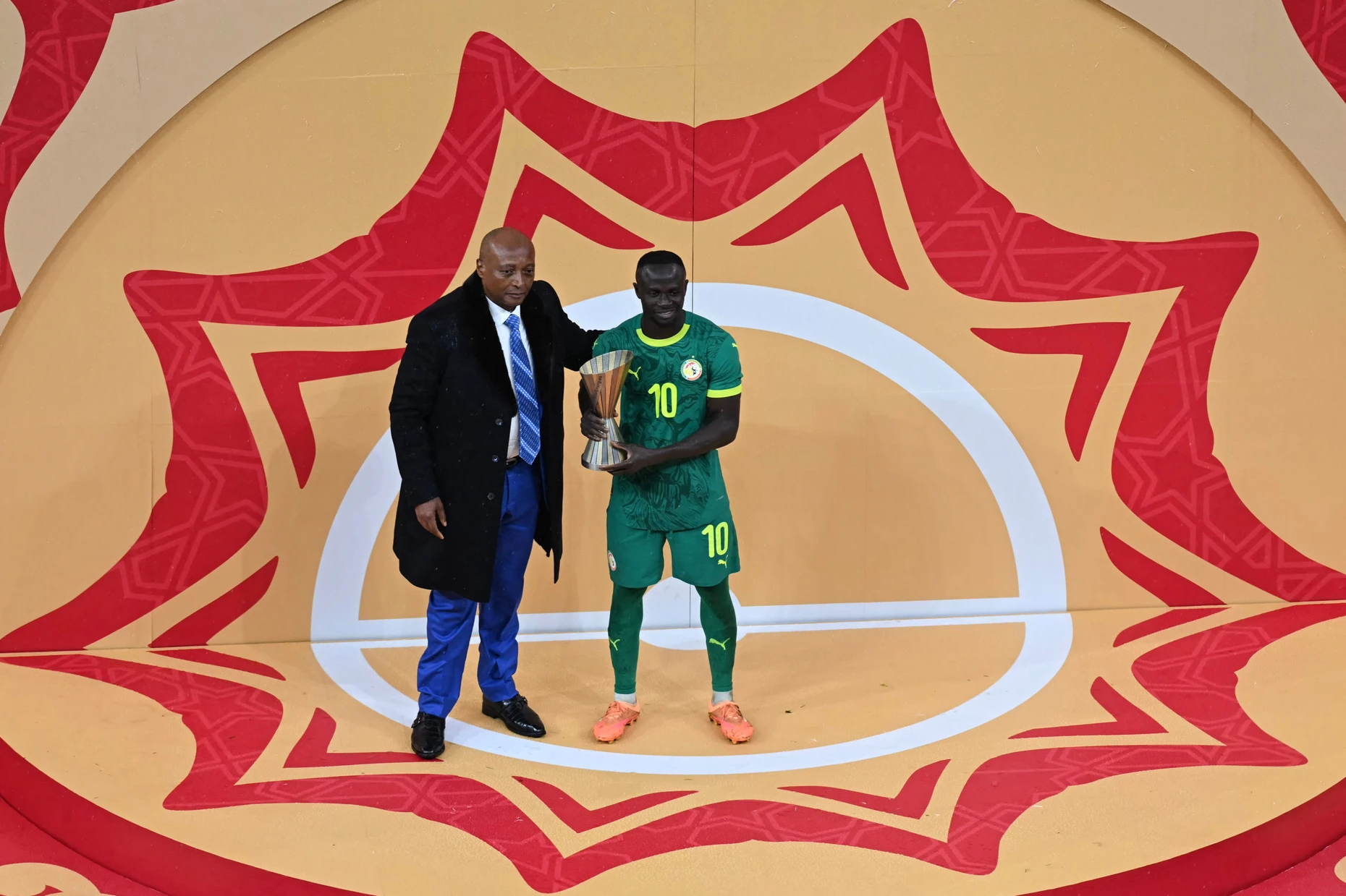 Der Afrika-Cup wird hin- und hergeschoben: Hier posiert CAF-Präsident Patrice Motsepe mit Senegals Sadio Mane