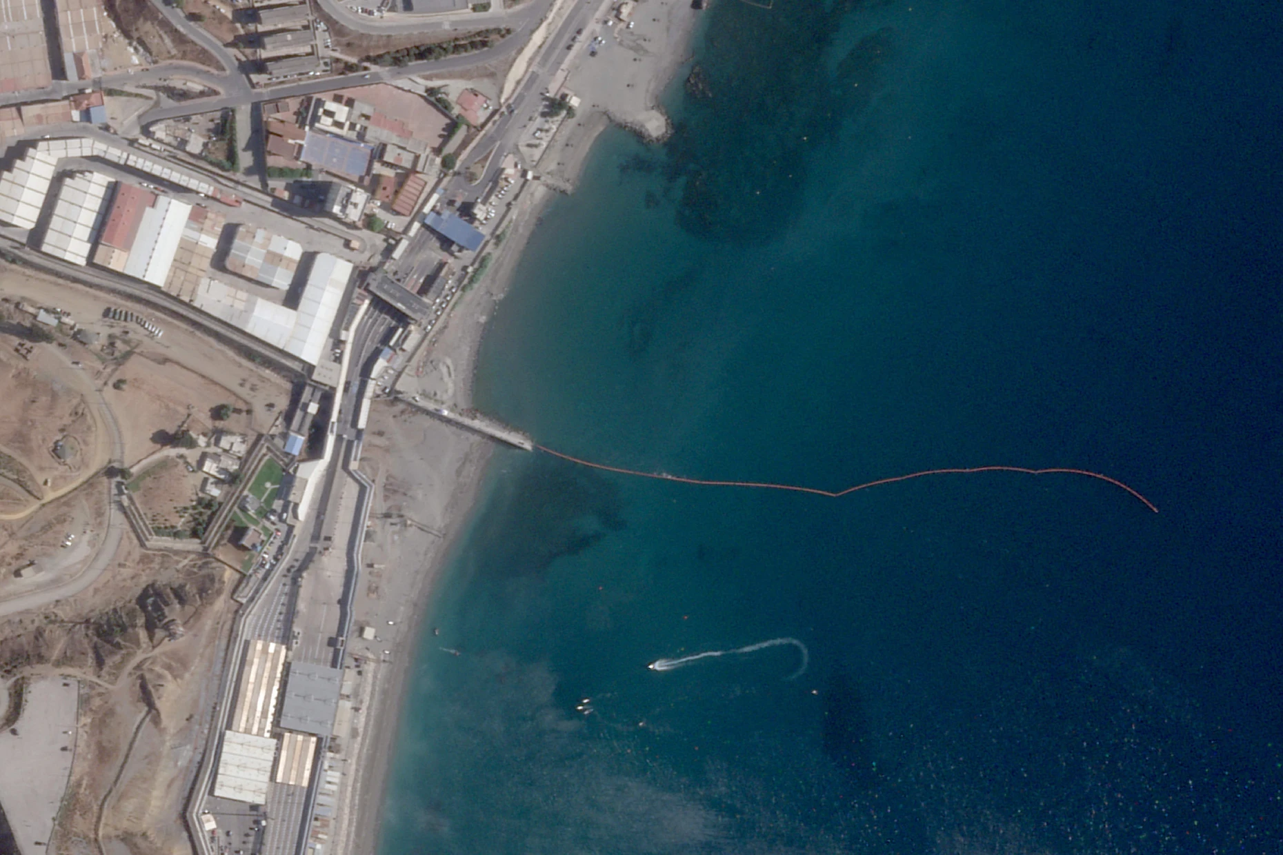 Die Seegrenze zwischen Marokko und Ceuta aus der Vogelperspektive