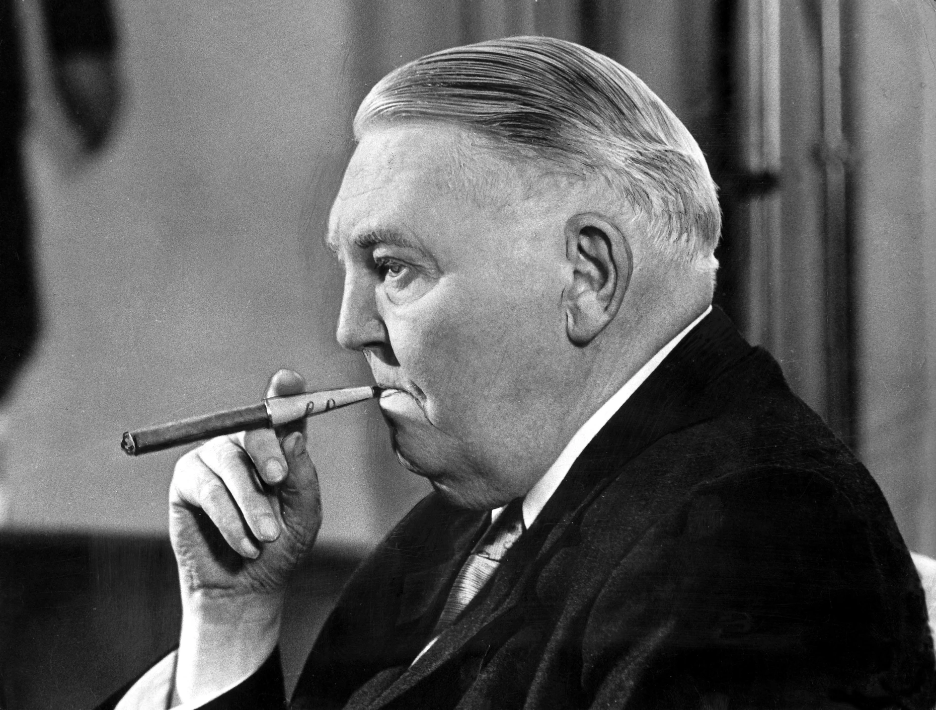 Ludwig Erhard mit Zigarre