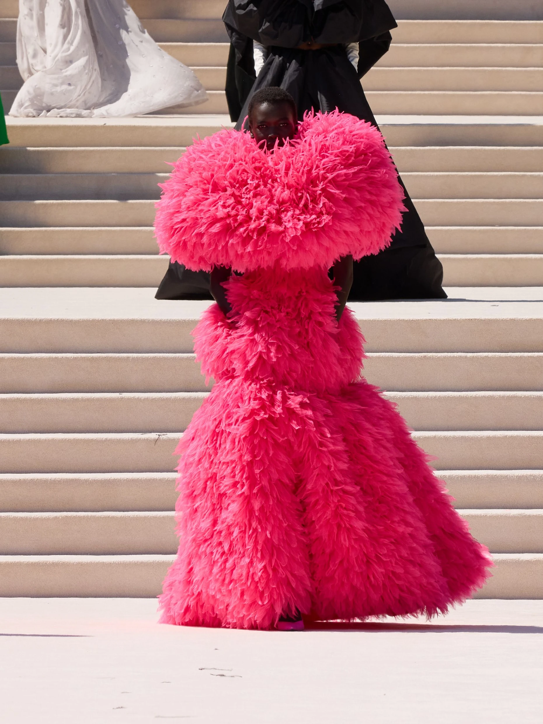 Gegen dieses Kleid ist der Look von Tiffy aus der „Sesamstraße“ zurückhaltend: Balenciaga