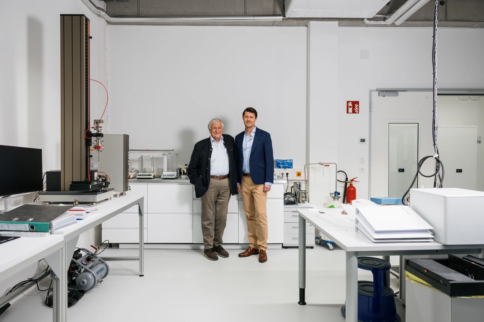 Vater und Sohn in einem Labor ihres Unternehmens