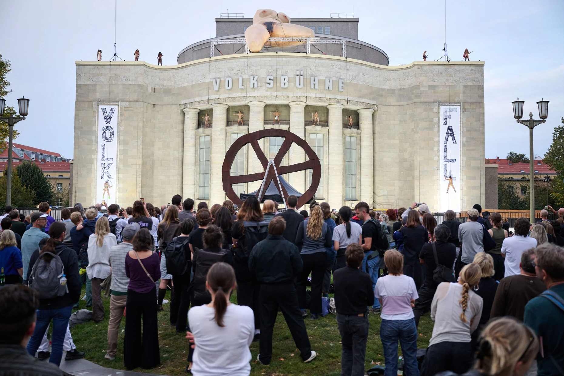 Eingeschworene Gemeinde: Szene von der Eröffnung der Berliner Volksbühne