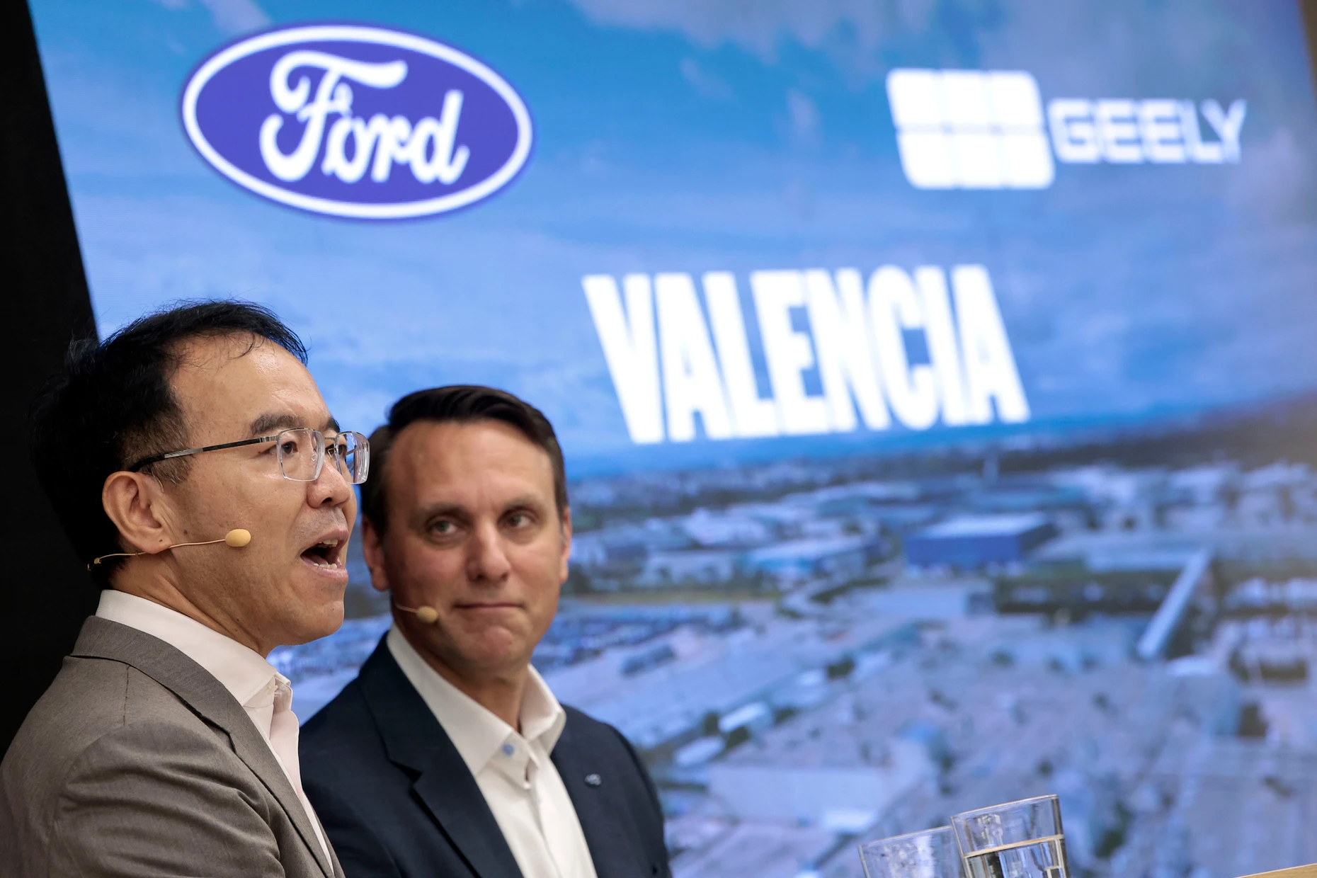 Fords Europa-Chef Jim Baumbick (r.) und der Vizechef von Geely, Victor Young, in Valencia: Gemeinschaftsunternehmen gegründet