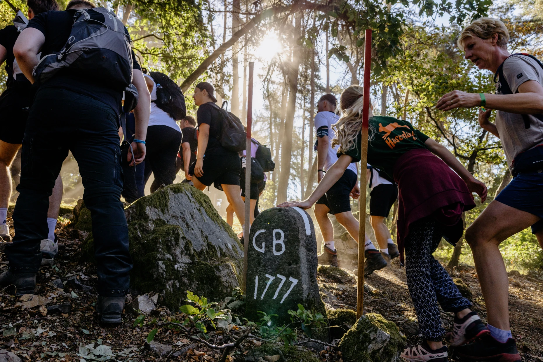 Die Grenzsteine mit den seltsamen Markierungen im Wald von Biedenkopf