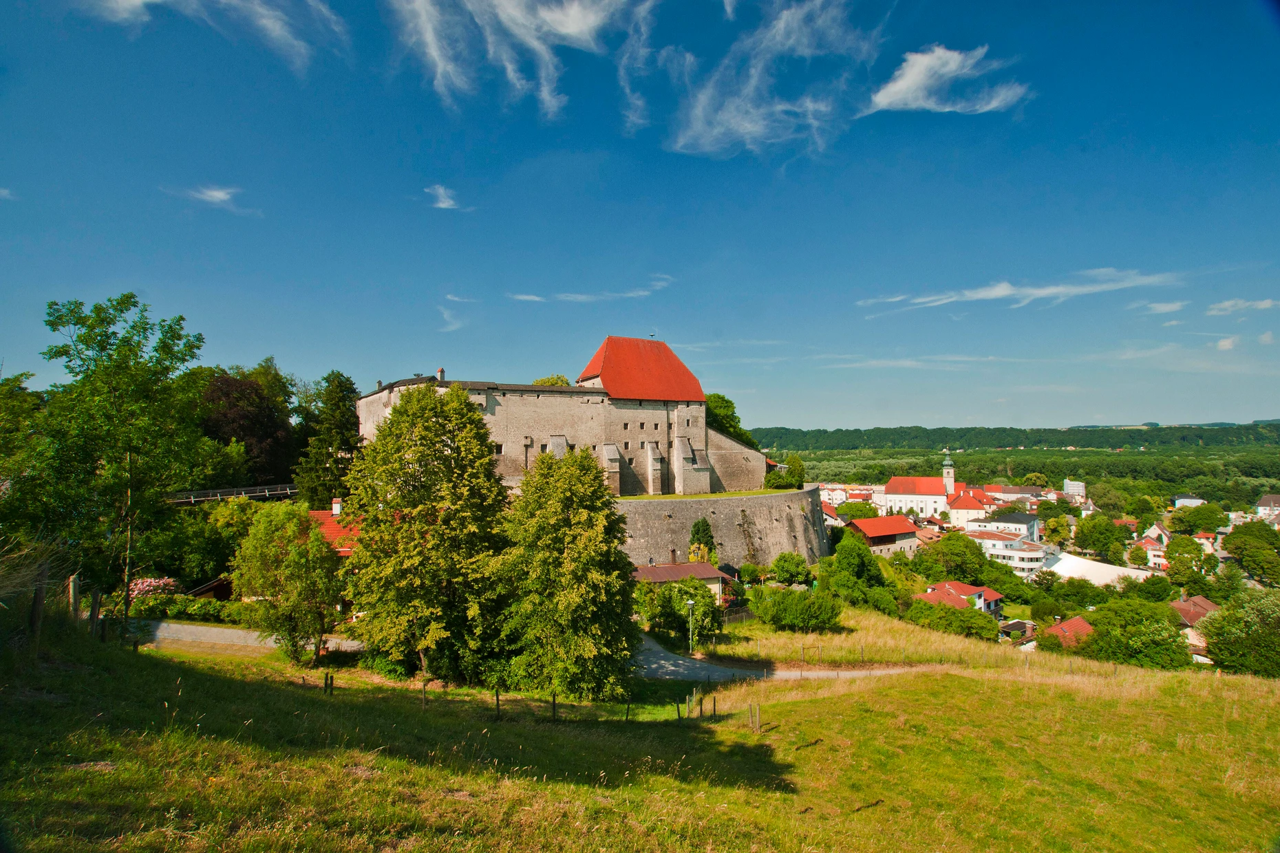 Bei klarem Wetter Blick bis nach Salzburg: die Tittmoninger Burg