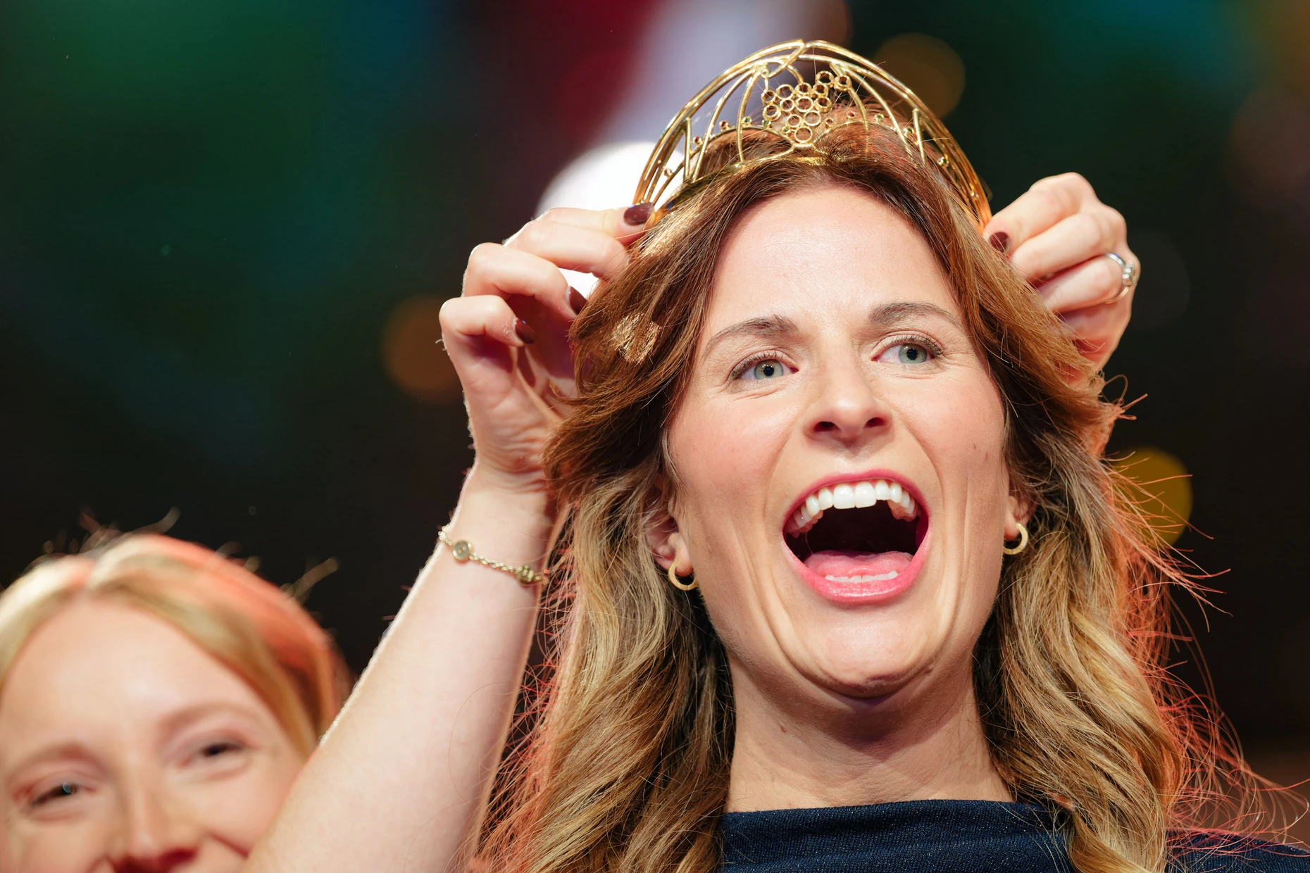 Neue Weinmajestät: Paula Löber darf die Krone ein Jahr lang tragen.