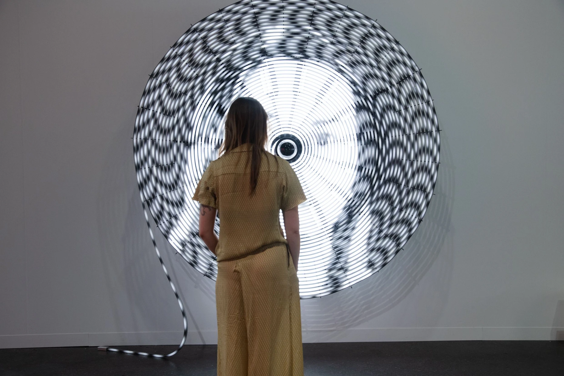 Schöne Überwachungsmaschine: Rafael Lozano-Hemmers Arbeit „Black Hole“ am „Zero 10“-Stand der Max Estrella & bitforms Gallery auf der Art Basel in Basel