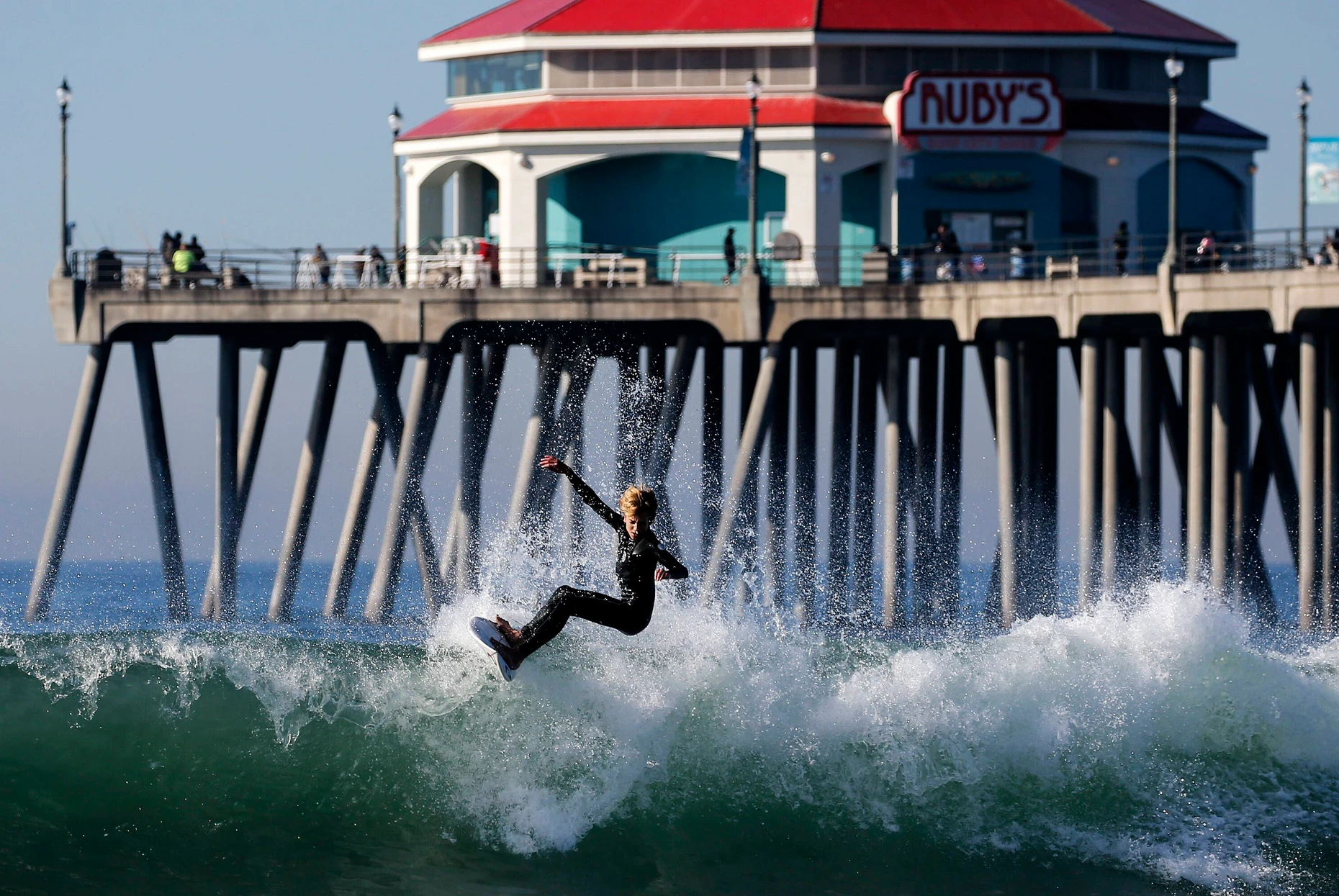  eine junge Surferin am Strand von Huntington Beach in Los Angeles
