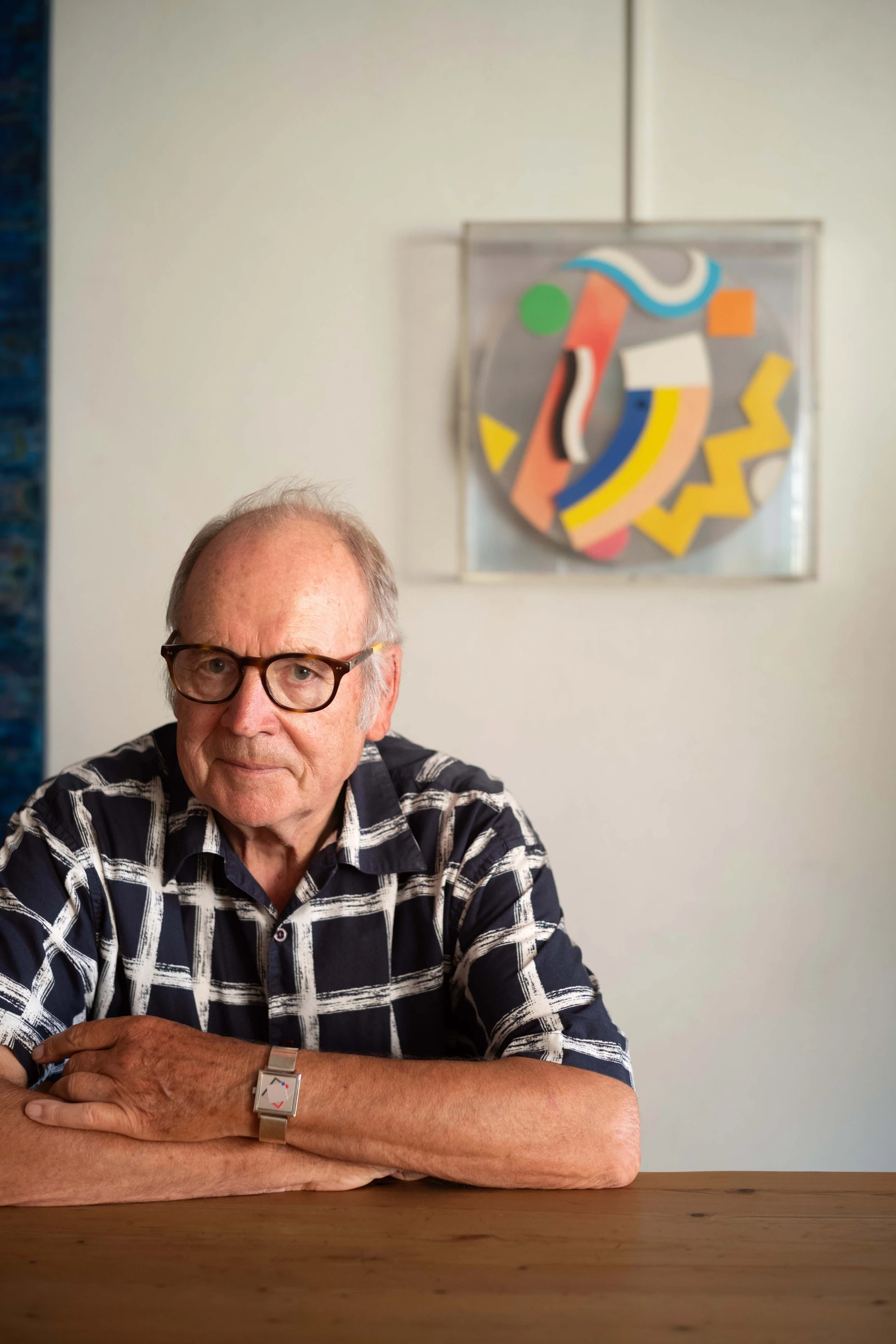 Paul Heimanns hat einst die Mechanik von te Laakes Uhr-Kunst betreut, heute lebt er mit dem Nachlass des befreundeten Künstlers, unter anderem der Weltzeituhr von 1973.