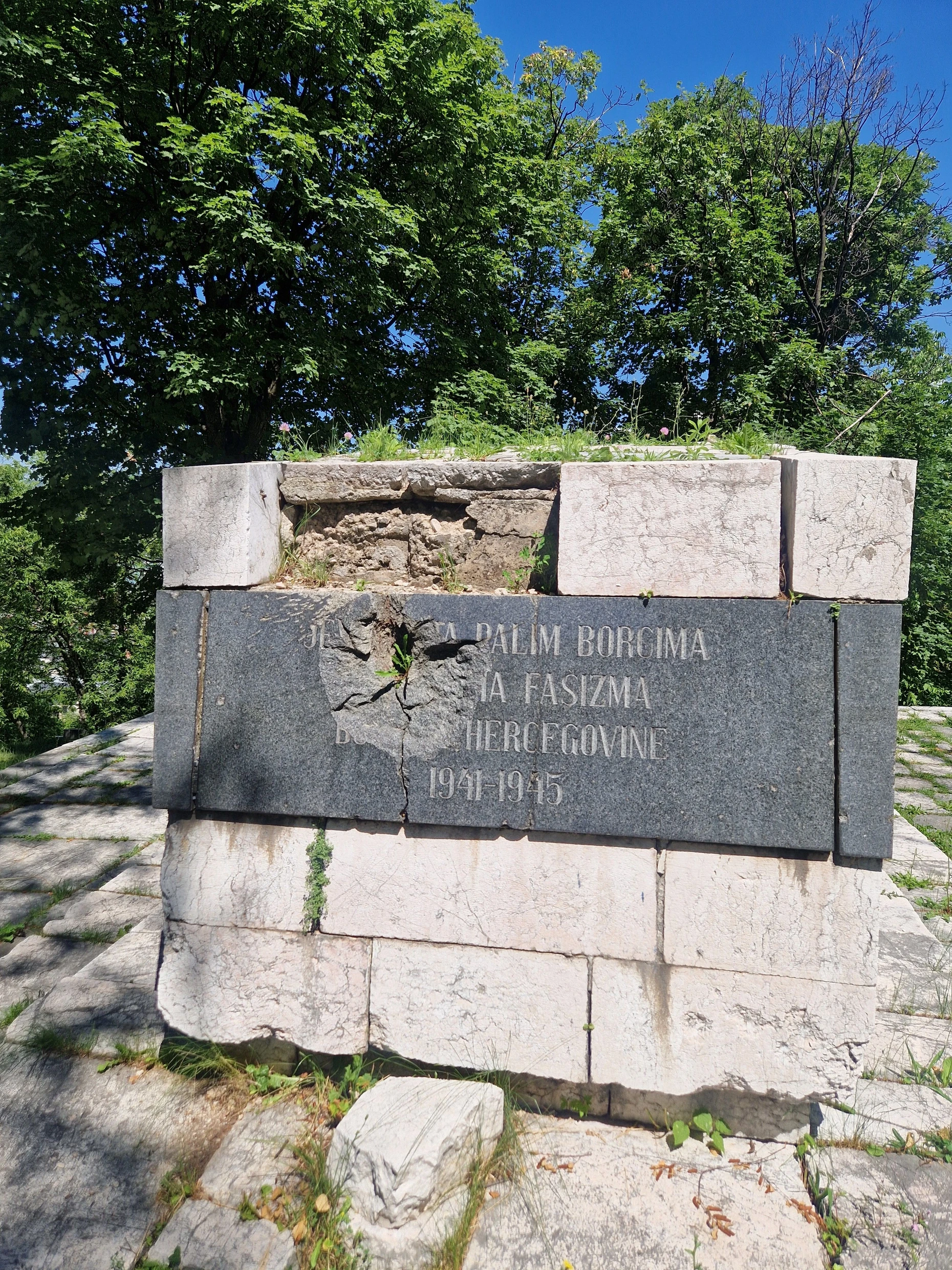 Mahnmal für die Opfer des Faschismus auf dem Jüdischen Friedhof in Sarajevo