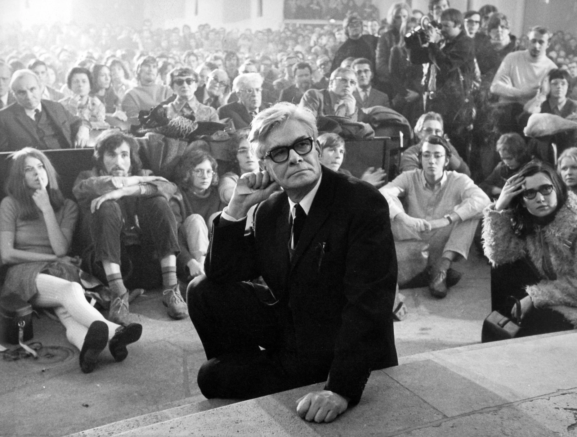 Er suchte seinen Platz auf den Stufen der Gegenmacht und behielt doch die Karriereleiter seiner Schüler im Auge: Wolfgang Abendroth am 20. März 1970 bei der Vietnam-Manifestation in der Frankfurter Paulskirche.