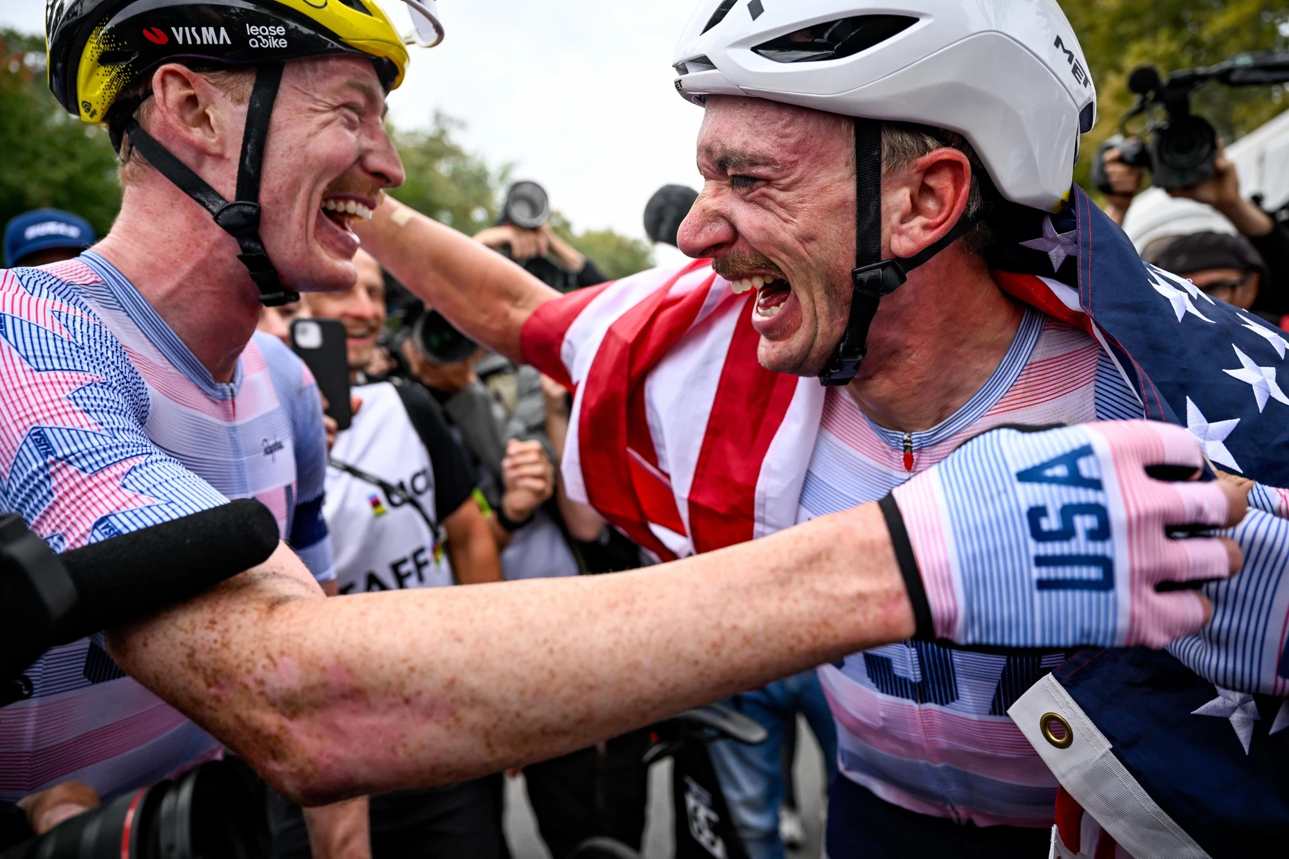 Gutes Teamwork: Die US-Amerikaner Matteo Jorgenson (links) und Brandon McNulty umarmen sich im Ziel herzlich.
