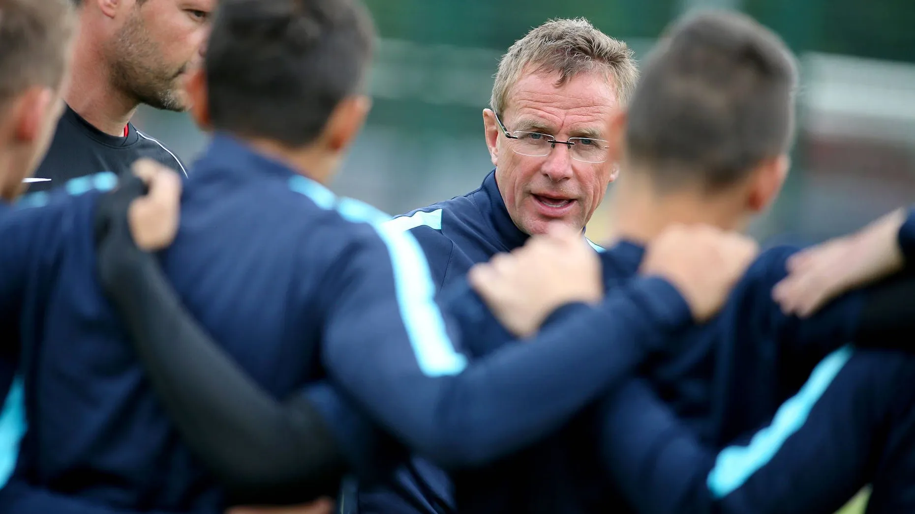 Ganz klar: RB Leipzig (im Bild mit Trainer Ralf Rangnick). Unterstützt und gesponsert vom österreichischen Getränkehersteller Red Bull. Geschätzte 15,6 Millionen Euro gab der Verein bei seiner Spieler-Shopping-Tour aus - so viel wie kein anderer Zweitliga-Club in der Sommerpause und auch je zuvor. Acht Millionen überwiesen die Leipziger allein für Mittelstürmer Davie Selke an Werder Bremen. Zur Einordnung: In der gesamten Liga wurden 26 Millionen Euro für Neuzugänge ausgegeben.