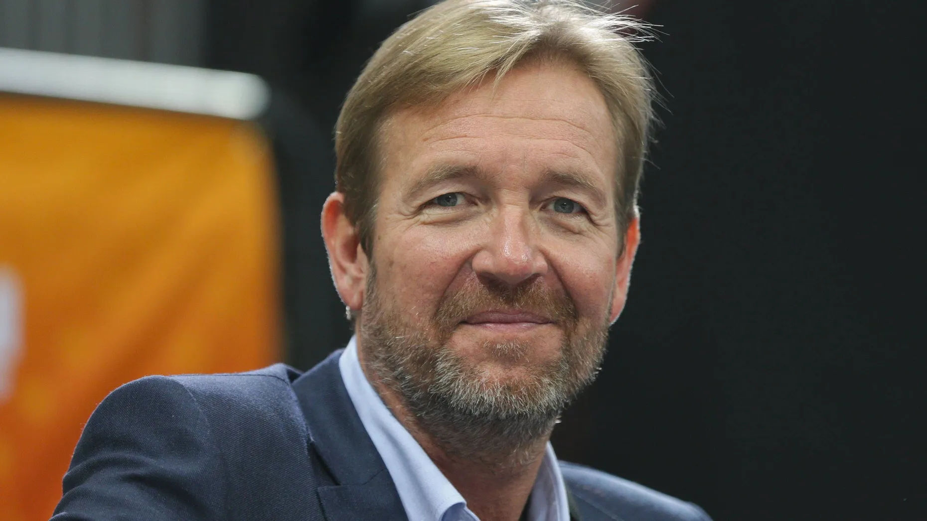 Mit dem früheren Coach Martin Schwalb (Bild) als Manager und Weltmeister Torsten Jansen als Ko-Trainer wollen die Handballer des HSV Hamburg nach Insolvenz und Bundesliga-Zwangsabstieg wieder in eine erfolgreiche Zukunft starten. Schwalb soll sich um die sportlichen Belange des Vereins kümmern, dessen U23-Mannschaft in die 3. Liga aufgestiegen ist. Jansen, derzeit noch beim THW Kiel unter Vertrag, ist als Assistent von Trainer Jens Häusler und Jugend-Coach vorgesehen. (dpa)