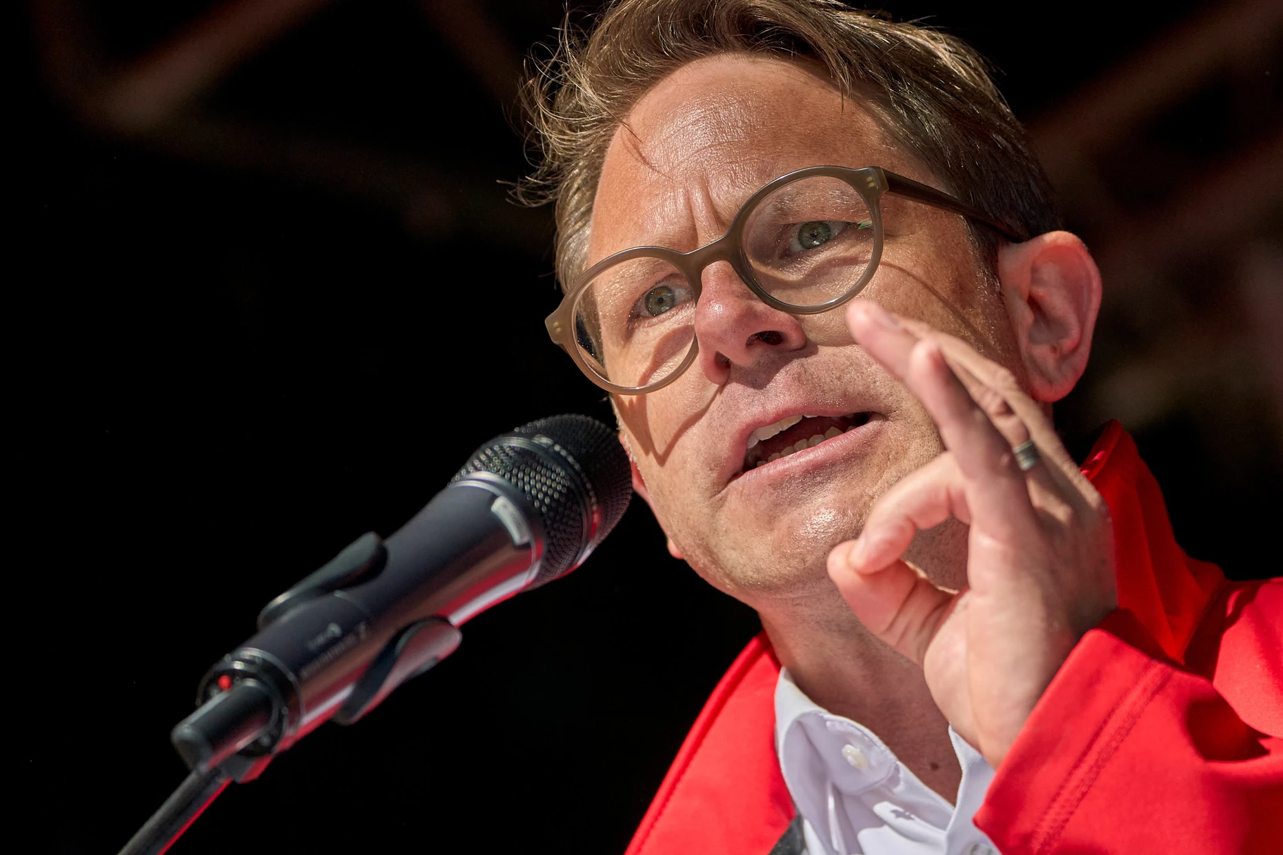 Rede zum 1. Mai: Michael Rudolph, Vorsitzender des DGB-Bezirks Hessen-Thüringen, spricht bei der Hauptkundgebung DGB Hessen-Thüringen im Stadtpark von Herborn