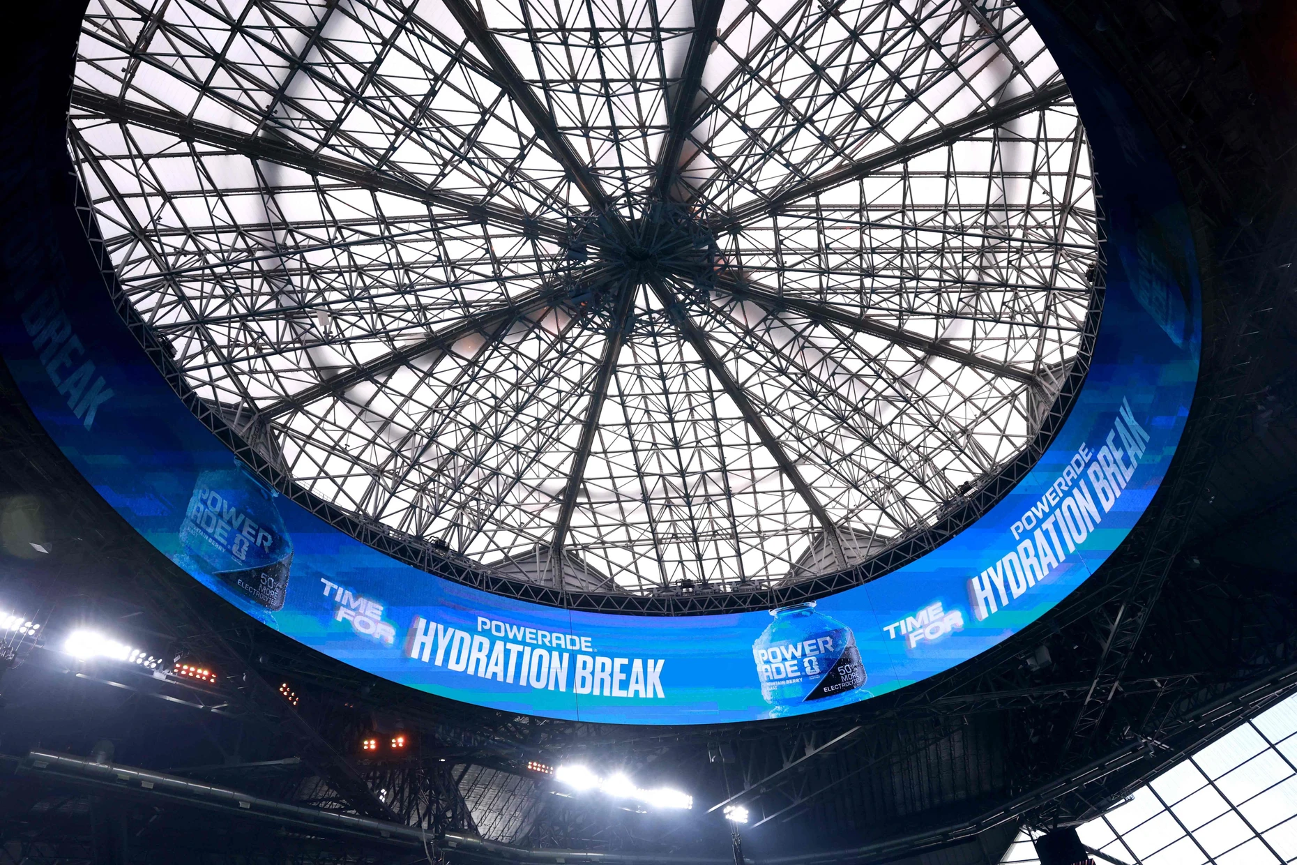 Ins nächste Viertel: Gesponsorte Trinkpause im klimatisierten Stadion von Atlanta beim Halbfinale Argentinien gegen England am 15. Juli
