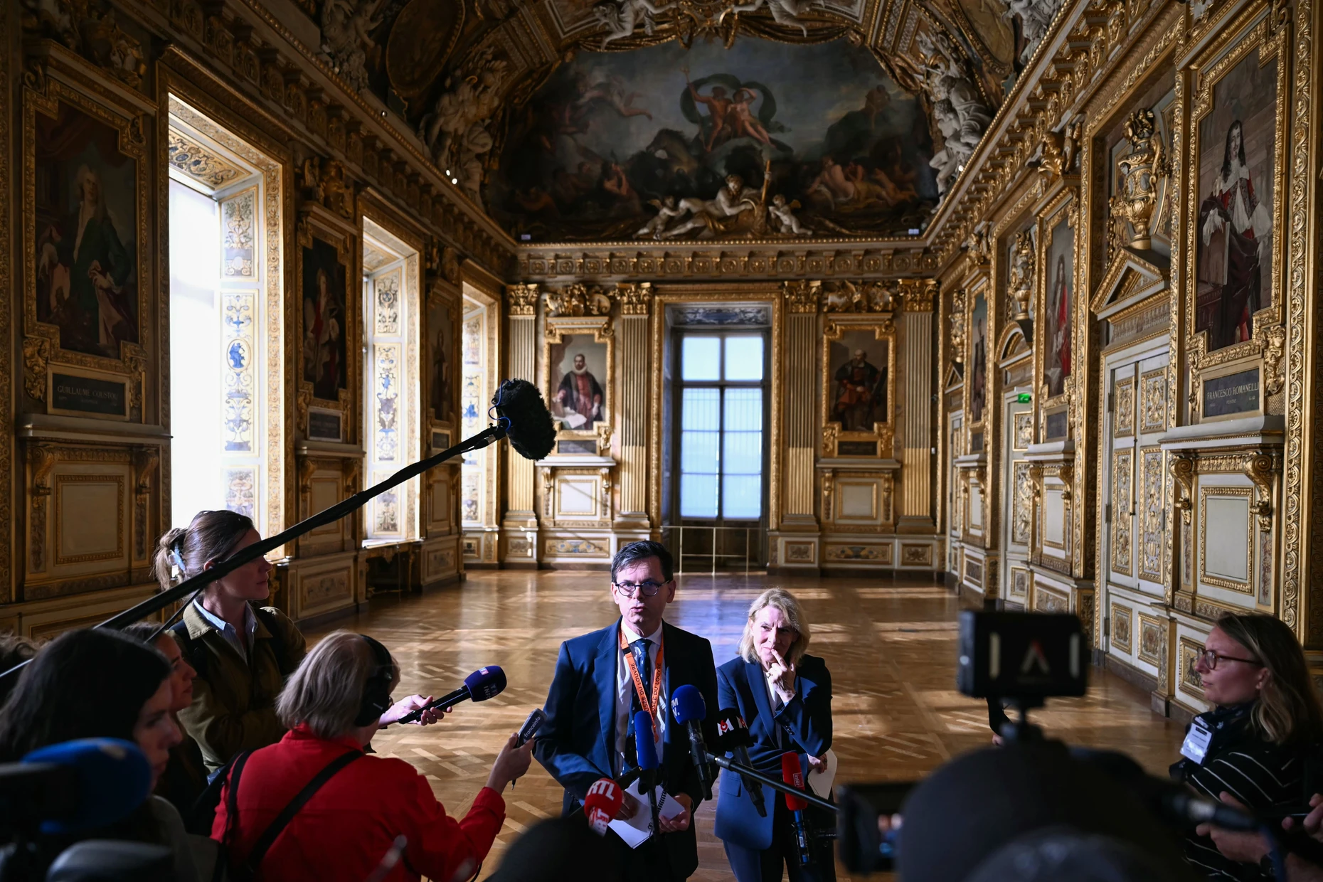 Komplett leer: Christophe Leribault, Präsident des Louvre, spricht anlässlich der Wiedereröffnung der Apollon-Galerie für die Öffentlichkeit neben der französischen Kulturministerin Catherine Pégard von den angeblichen Vorzügen des geräumten Saals.