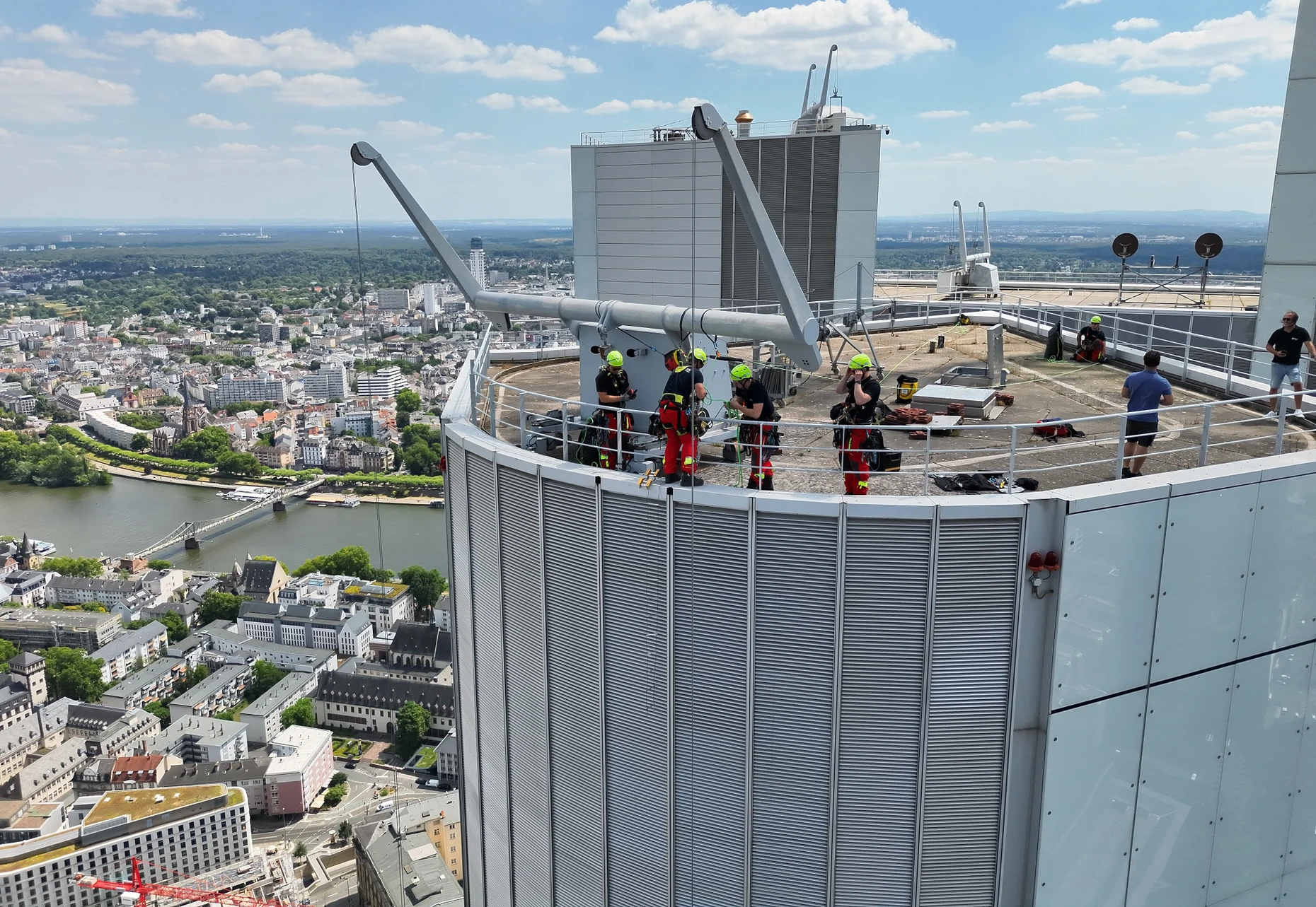 Die Höhenretter der Frankfurter Feuerwehr stehen auf dem Commerzbank-Turm, um zwei Fassadenreiniger zu retten.