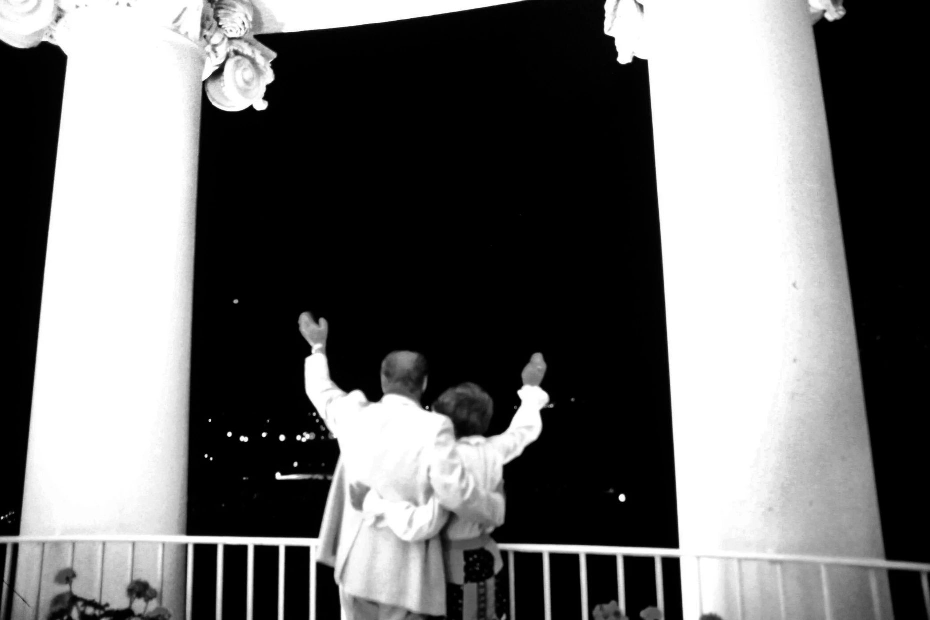 Gute Nacht, Amerika: Nach der Rückkehr ins Weiße Haus winkten Präsident Gerald Ford und seine Frau Betty am Abend des 4. Juli 1976 vom Truman-Balkon ins Volk.