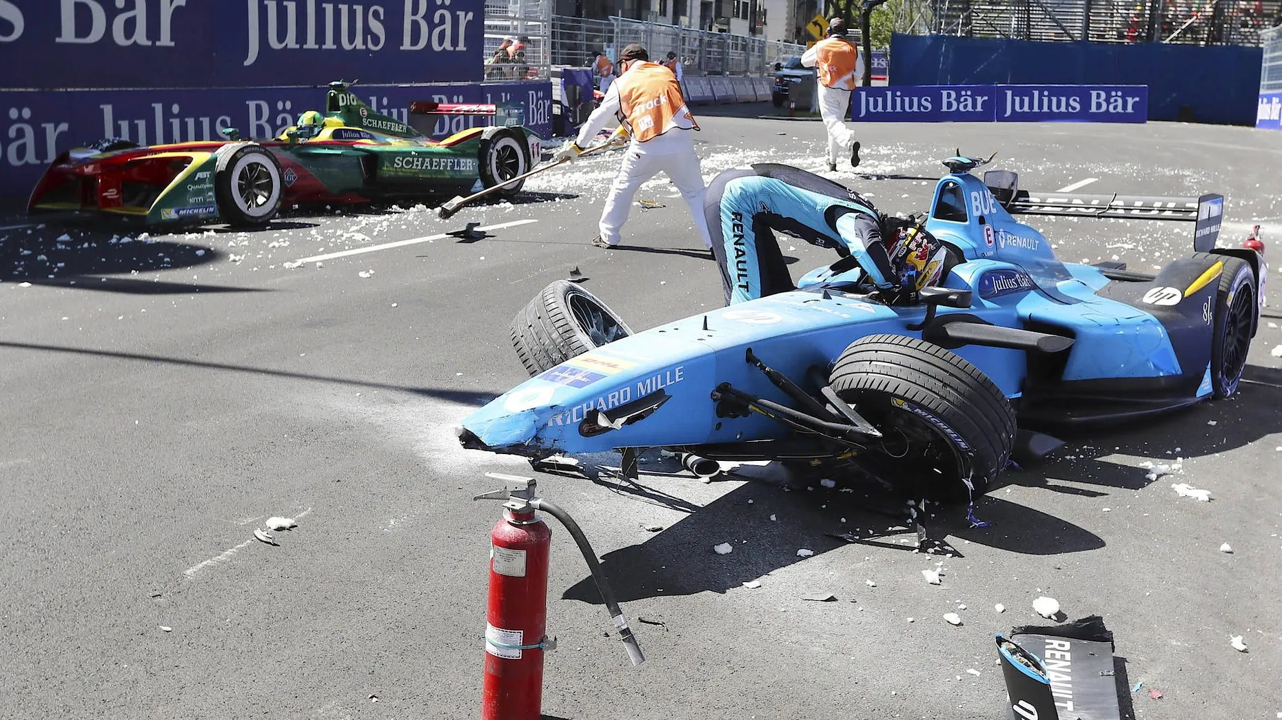 Spitzenreiter Sebastien Buemi hat im Training zum Formel-E-Saisonfinale in Montreal (Kanada) einen schweren Unfall augenscheinlich ohne Verletzungen überstanden. Der Schweizer hatte in einer Schikane eine Mauer touchiert und anschließend die Kontrolle über seinen Renault verloren. Bei dem anschließenden Crash in eine Streckenbegrenzung wurde der Elektro-Rennwagen völlig zerstört. Buemi konnte sich selbstständig aus dem Wrack befreien und schüttelte immer wieder den Kopf, als er den großen Schaden an seinem Auto begutachtete. Nach Informationen des Automobil-Weltverbandes FIA darf Buemi mit dem zweiten, ihm zur Verfügung stehenden Elektrorenner das Qualifying bestreiten. (dpa)