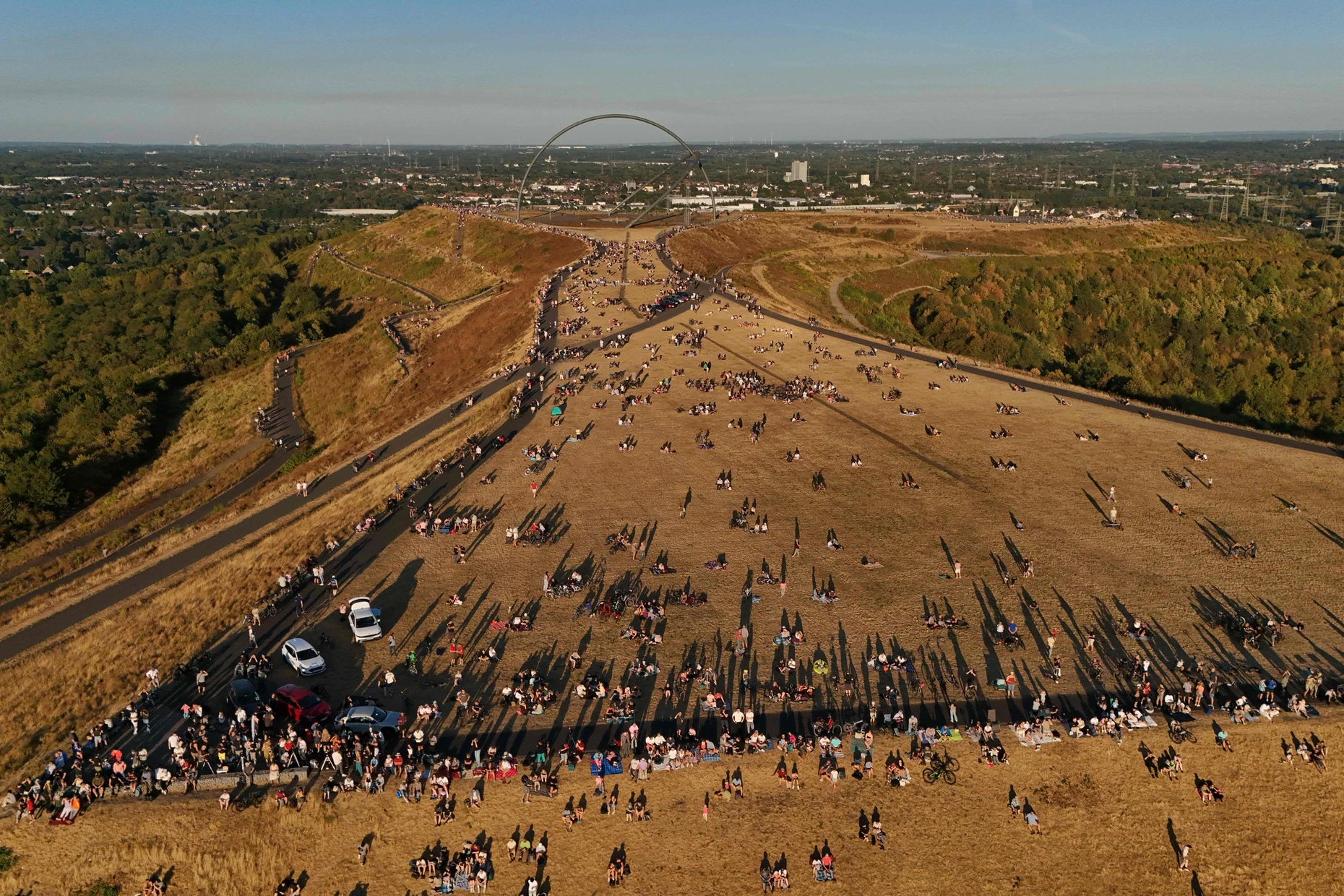 Nach der Sonnenfinsternis blieben viele gleich sitzen: Auch im Landschaftspark Halde Hoheward im Ruhrgebiet bestaunten die Menschen anschließend die Perseiden.