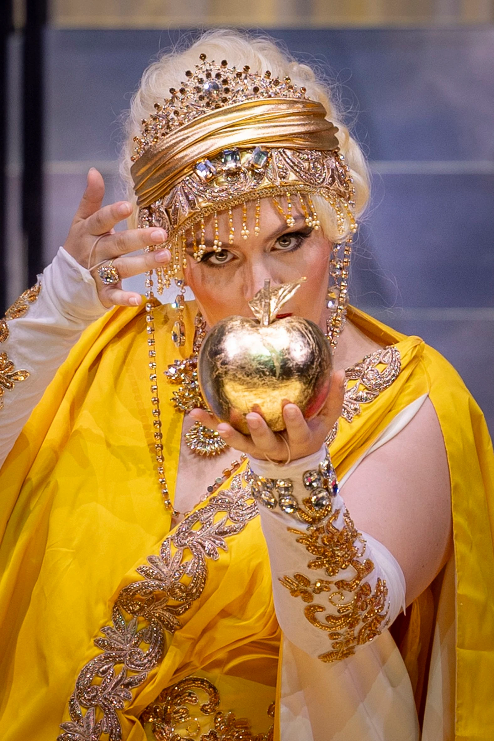 Nein, das ist keine Tomate: Sophie Rennert (Giunone) mit dem goldenen Apfel