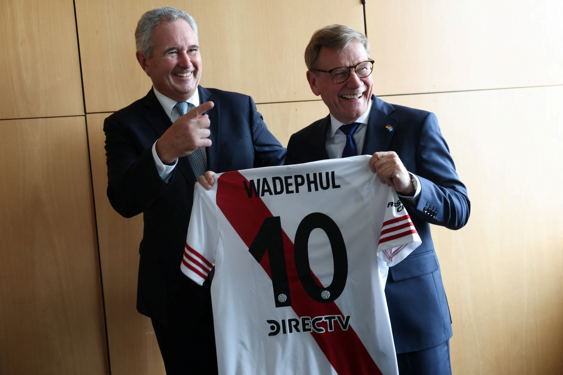 Kontaktpflege: Vom argentinischen Außenminister Pablo Quirno bekommt Wadephul in New York ein Fußball-Trikot geschenkt.