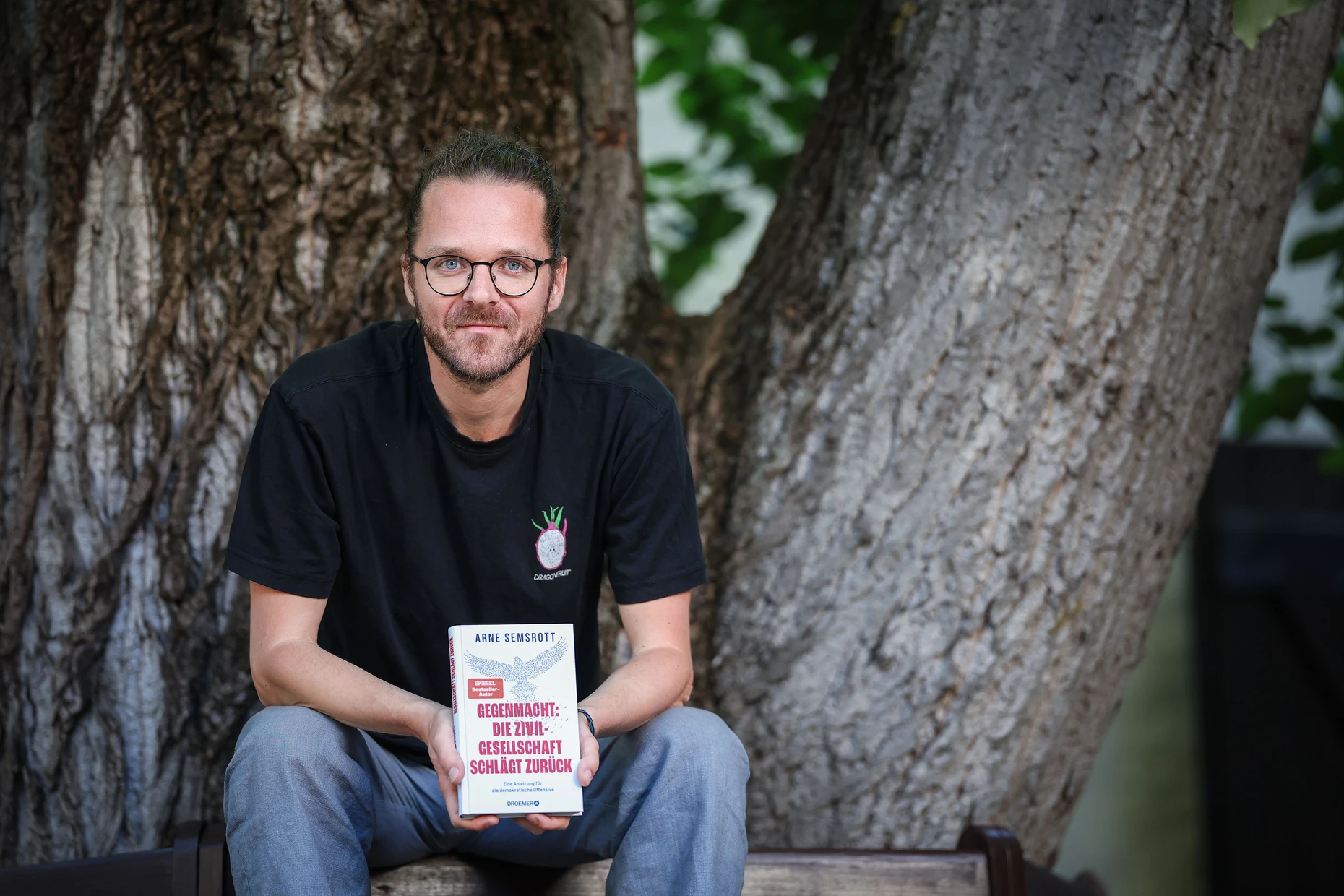 Arne Semsrott vor einer Lesung seines Buches „Gegenmacht - Die Zivilgesellschaft schlägt zurück“ in Magdeburg
