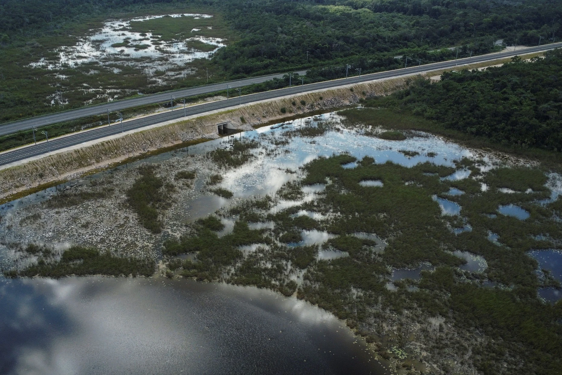 Überflutete Felder neben der Maya-Zugstrecke im Bundesstaat Quintana Roo