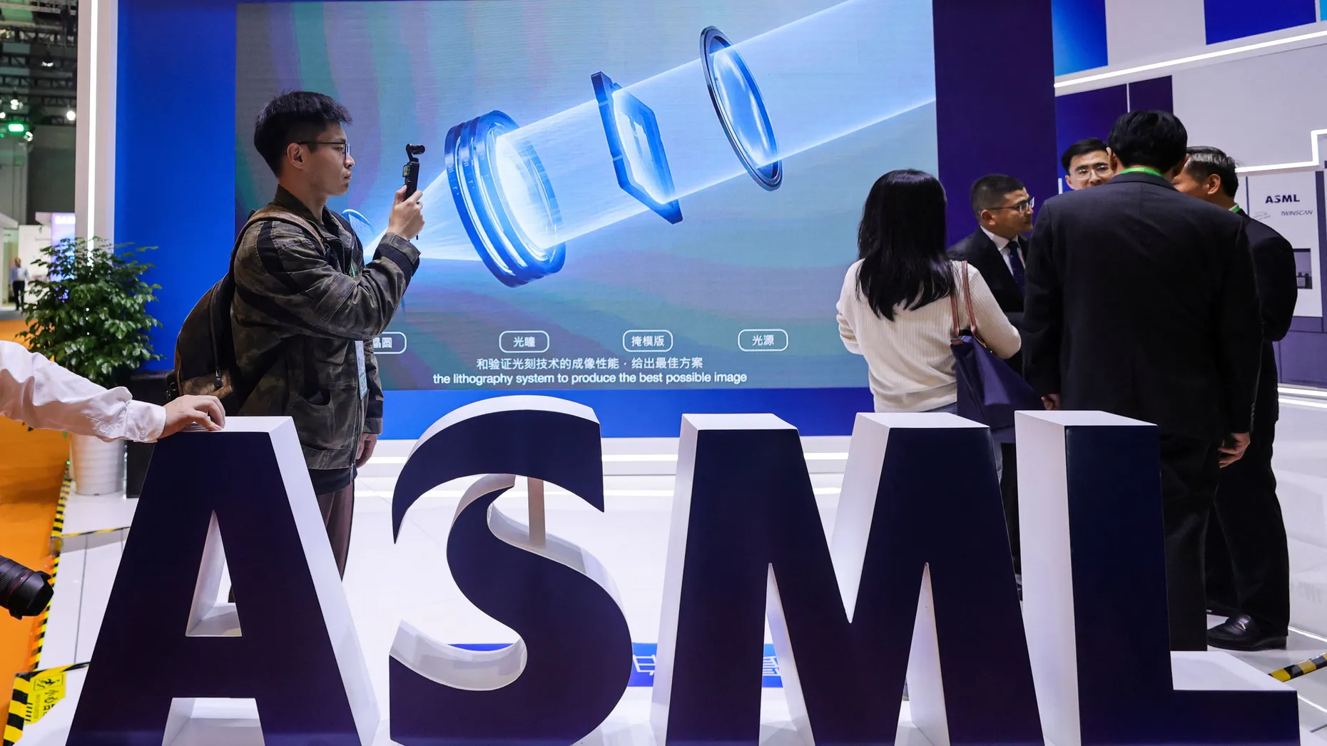 ASML auf einer Messe im November in Shanghai: Der Konzern darf seine modernsten Maschinen dorthin nicht liefern.