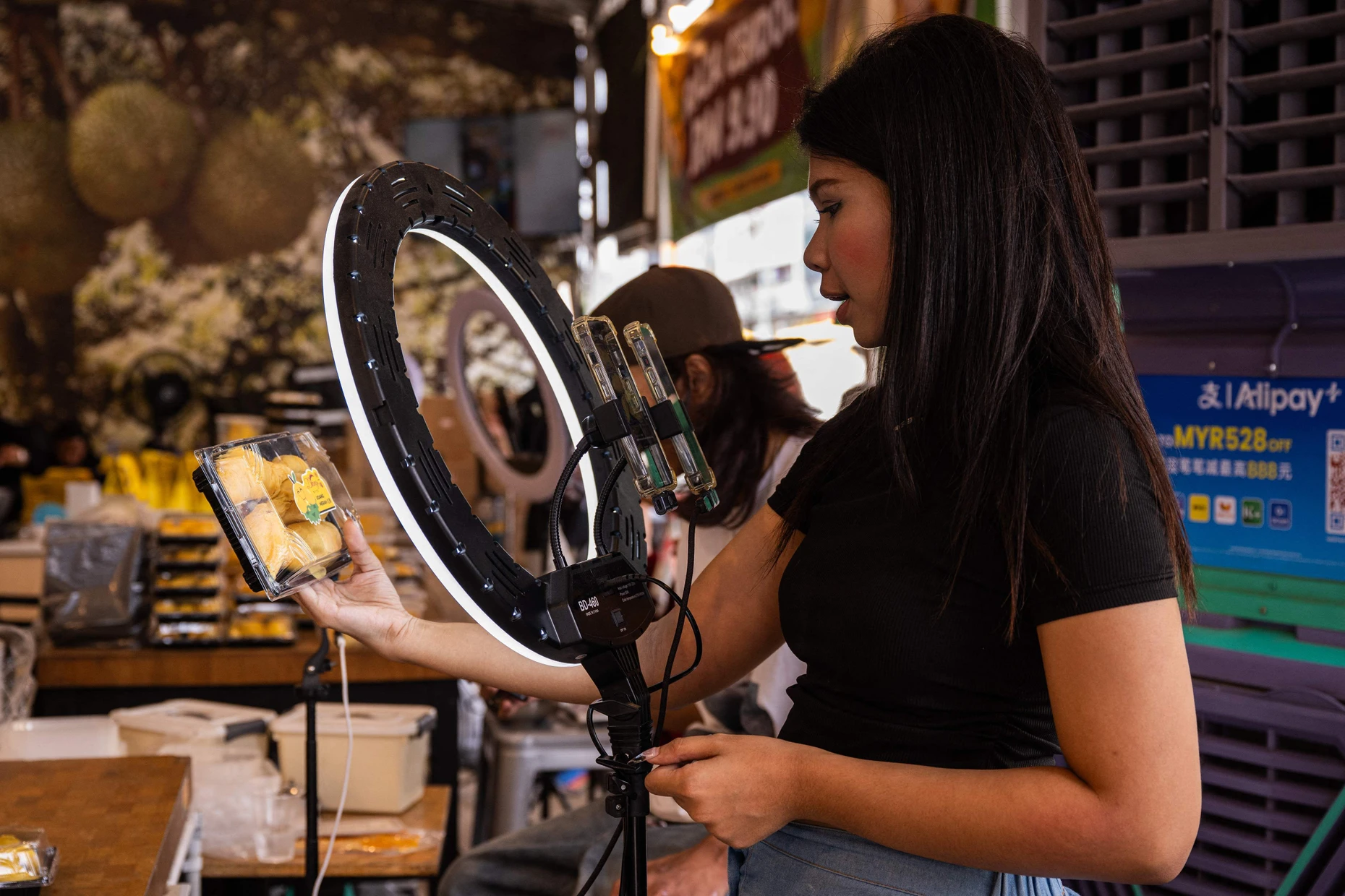 In Kuala Lumpur, der Hauptstadt von Malaysia, bewirbt und verkauft eine Streamerin Durian per Online-Livestream.