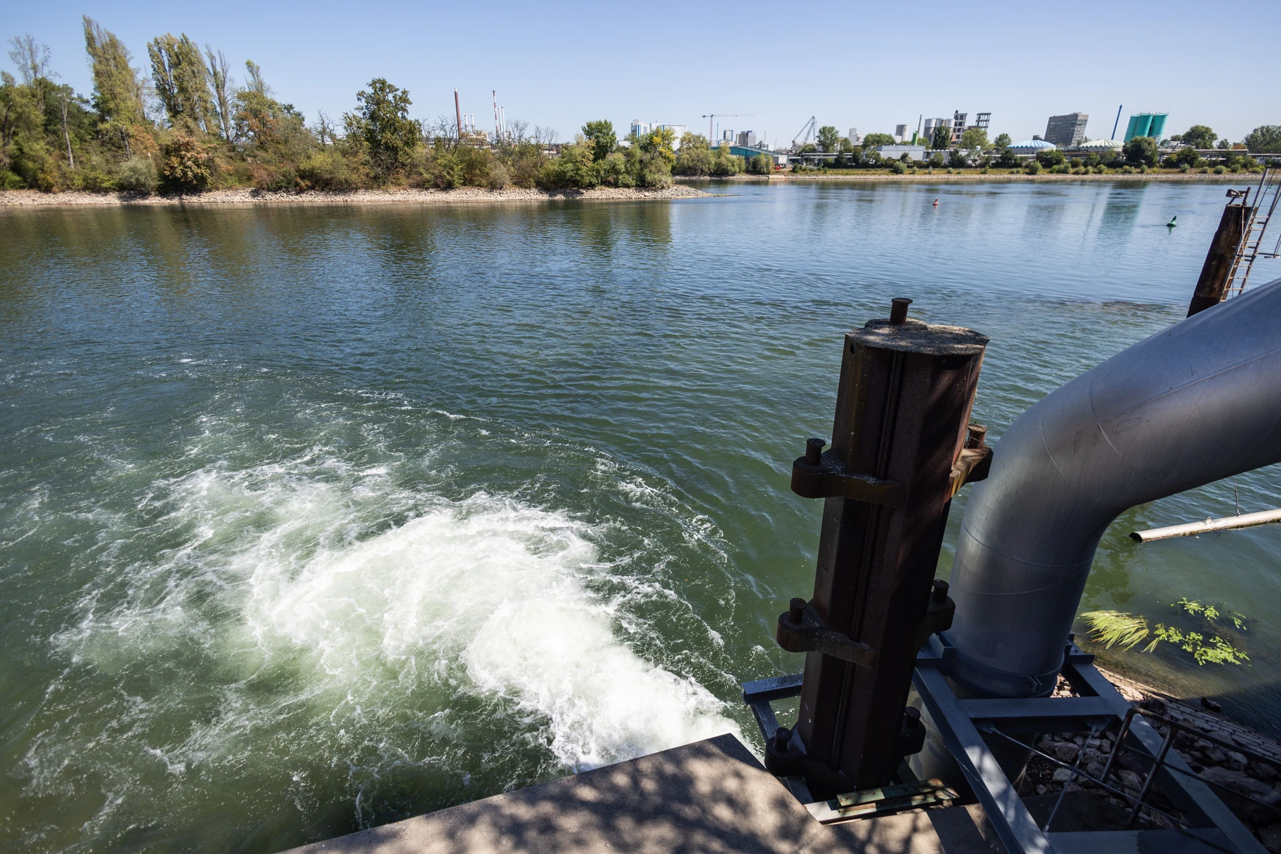 Auf der Ingelheimer Aue wird Kühlwasser zurück in den Rhein befördert.