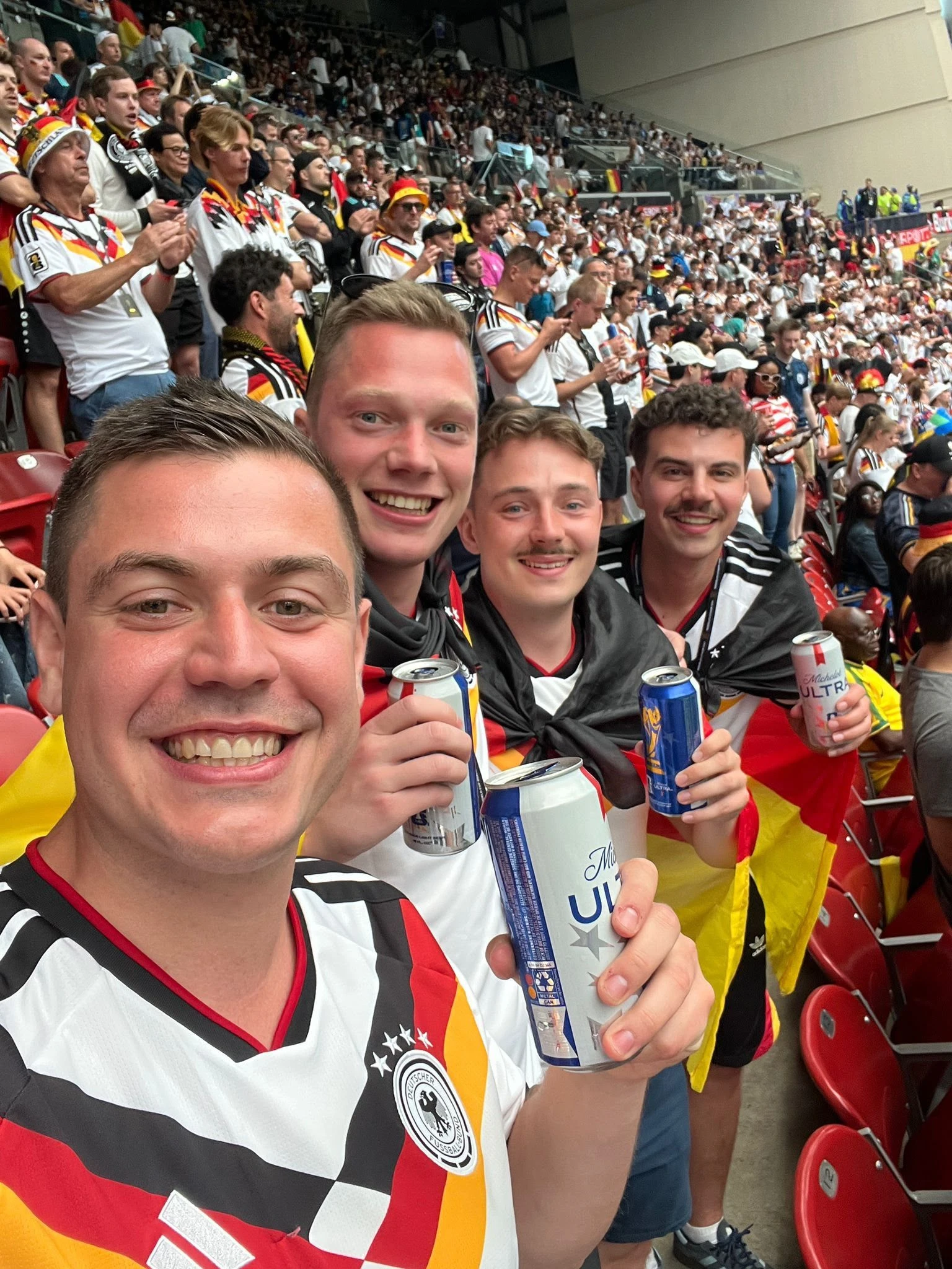 „Die Stimmung ist viel besser als erwartet“: das Quartett aus Dorsten mit 20 Dollar teurem Bier.