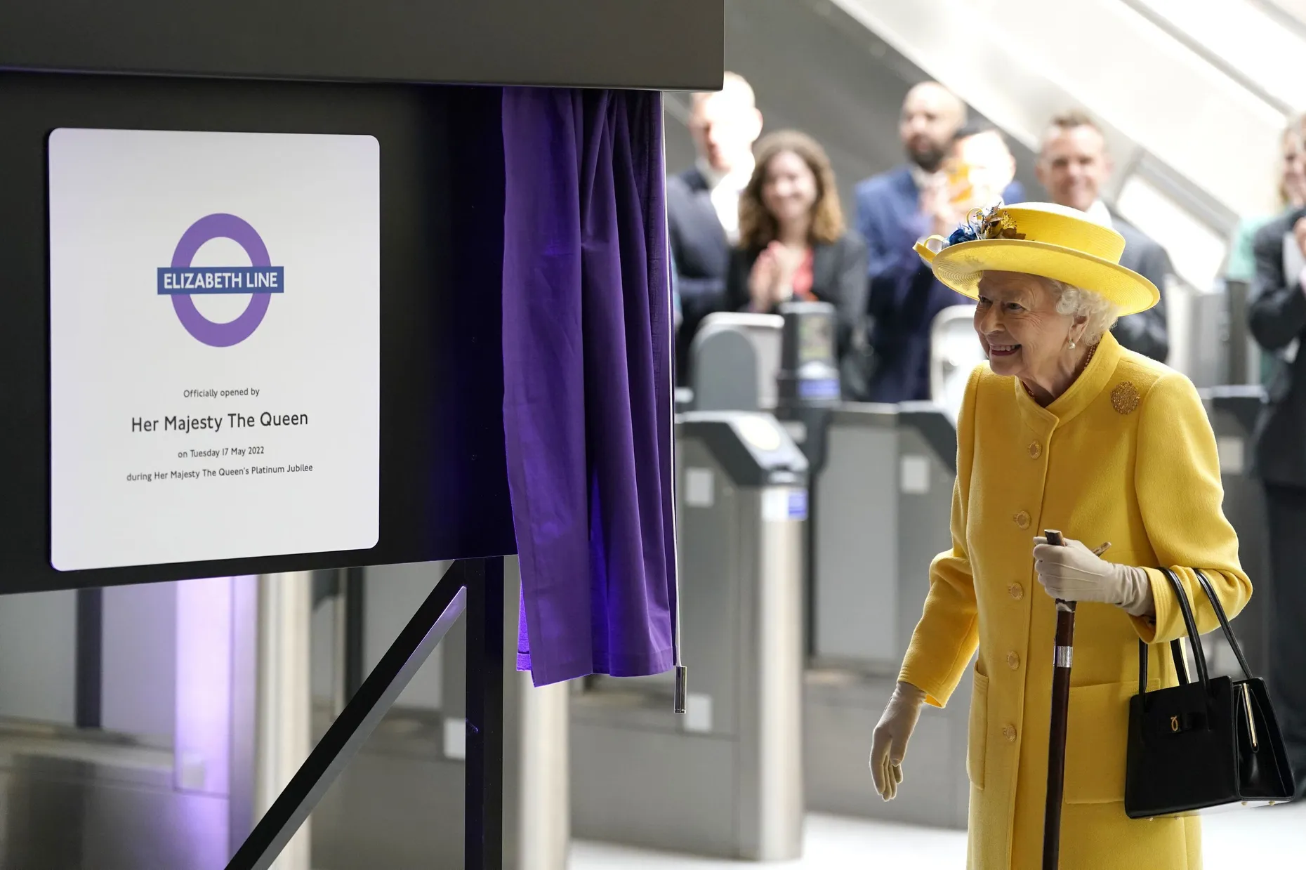 Königin Elisabeth II. sichtlich gut gelaunt bei der Eröffnung der neuen U-Bahn-Linie in London, die ihren Namen trägt.
