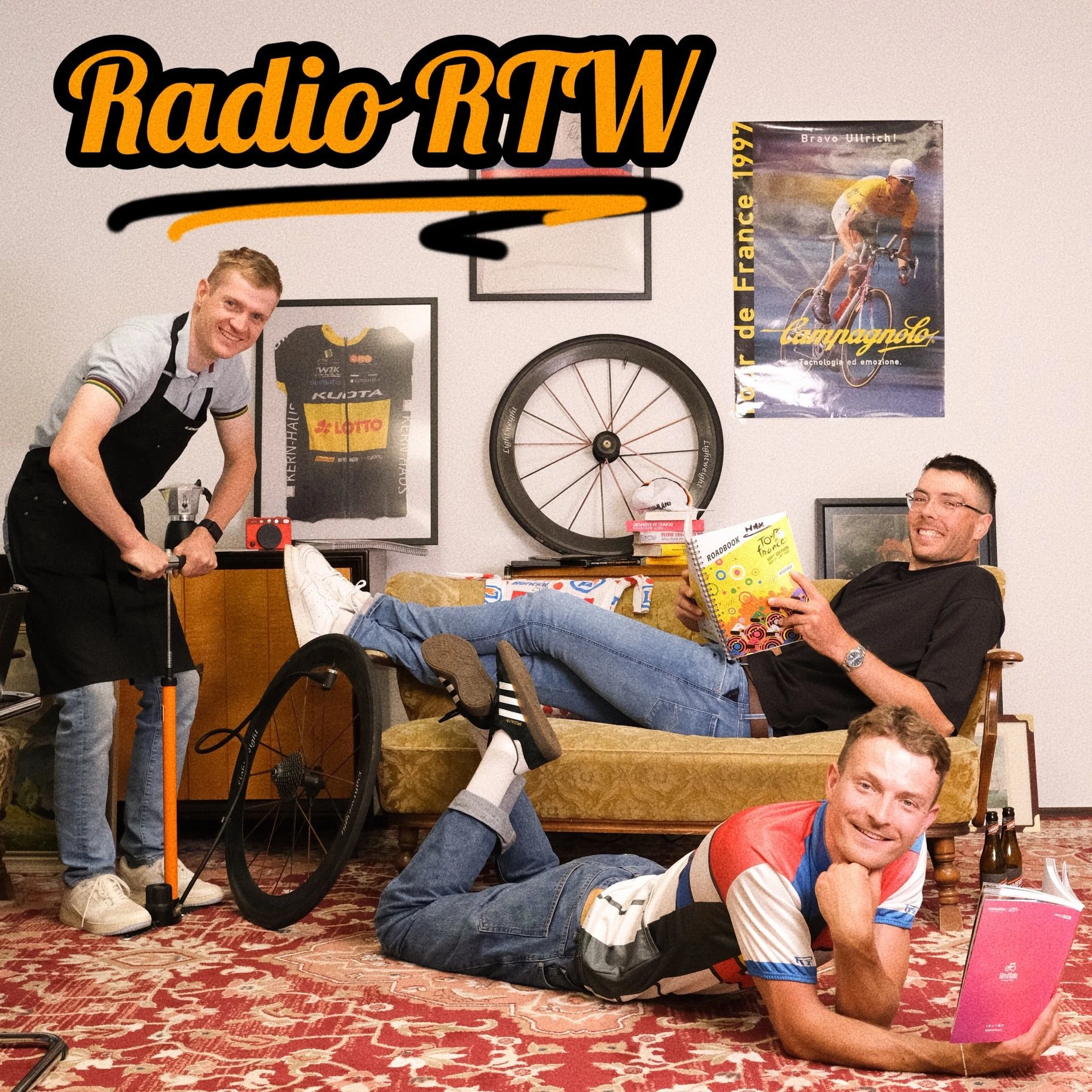 Tobias Knaup (links), Maximilian Walscheid (auf dem Sofa) und Richard Weinzheimer (liegend) von „Radio RTW“