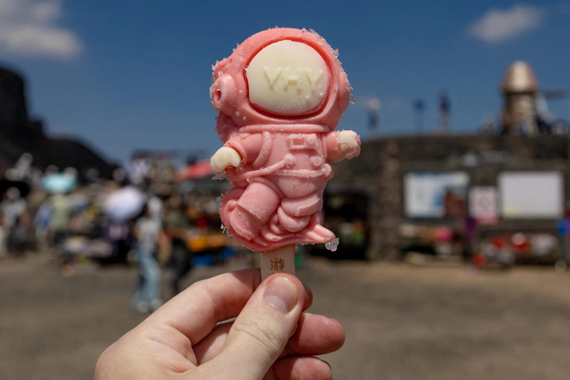 Ein Astronauteneis vor dem Modell einer Landefähre: Weltraumtourismus zum Mitnehmen