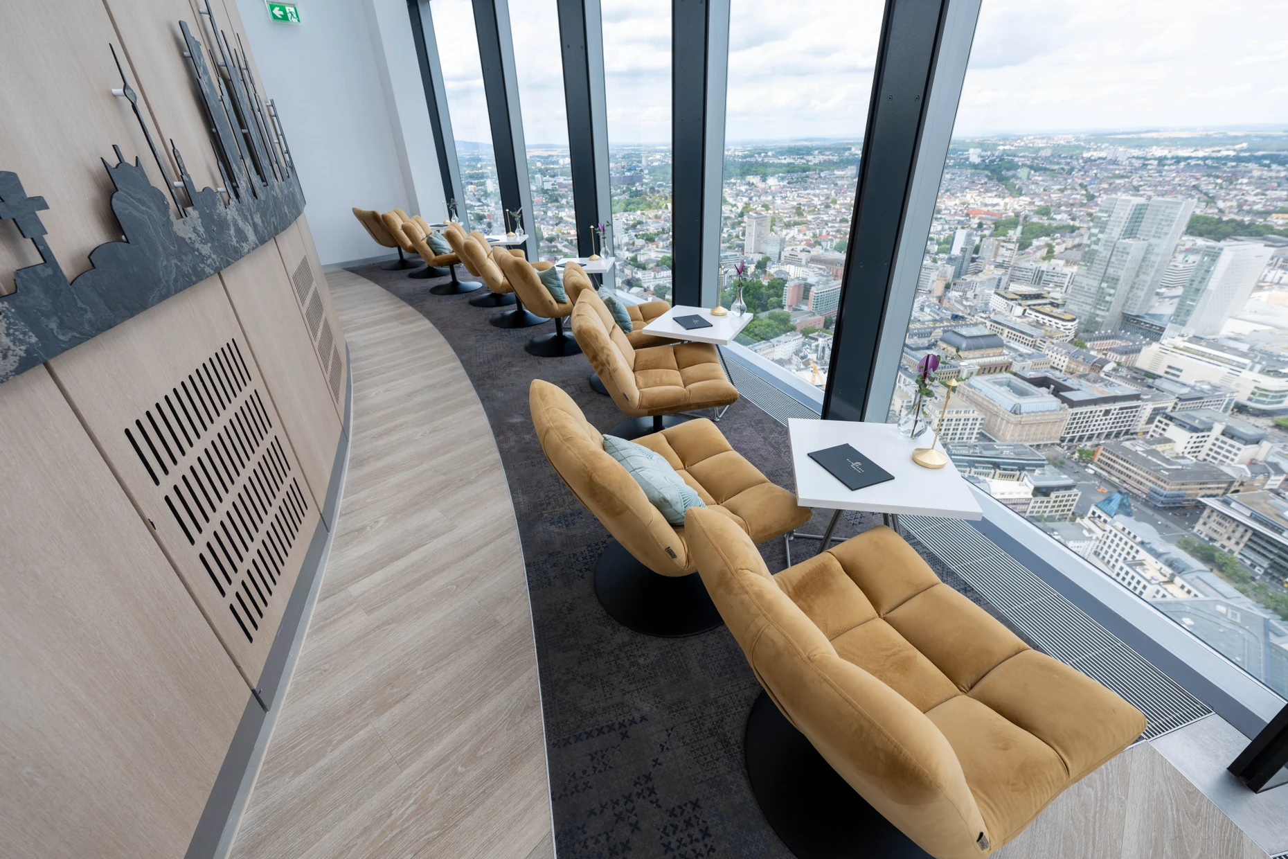 Im 53. Stock: Das Main Tower Restaurant mit Lounge