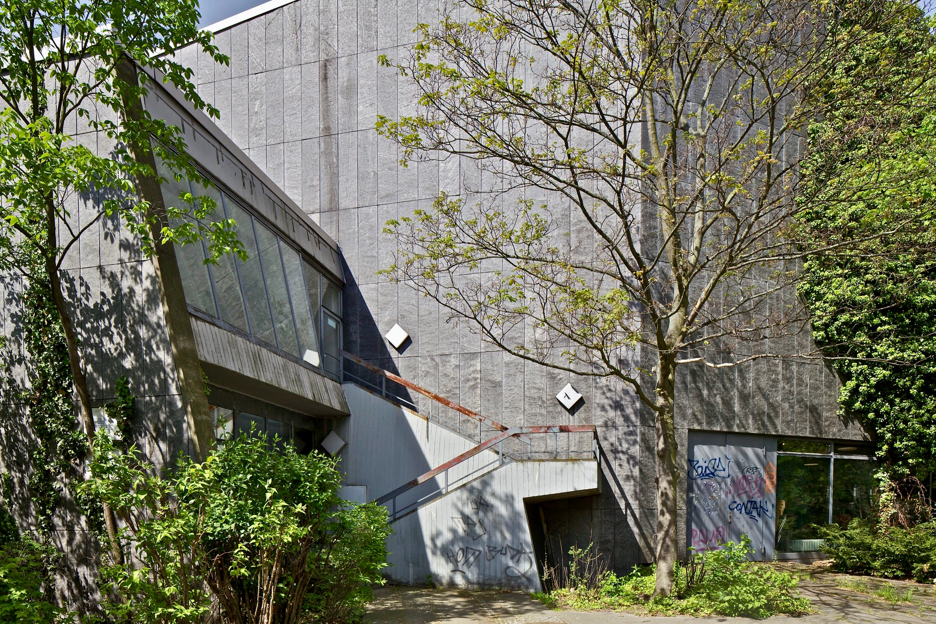 Auch dieser Abgang ins Grüne erinnert an Scharouns Philharmonie.