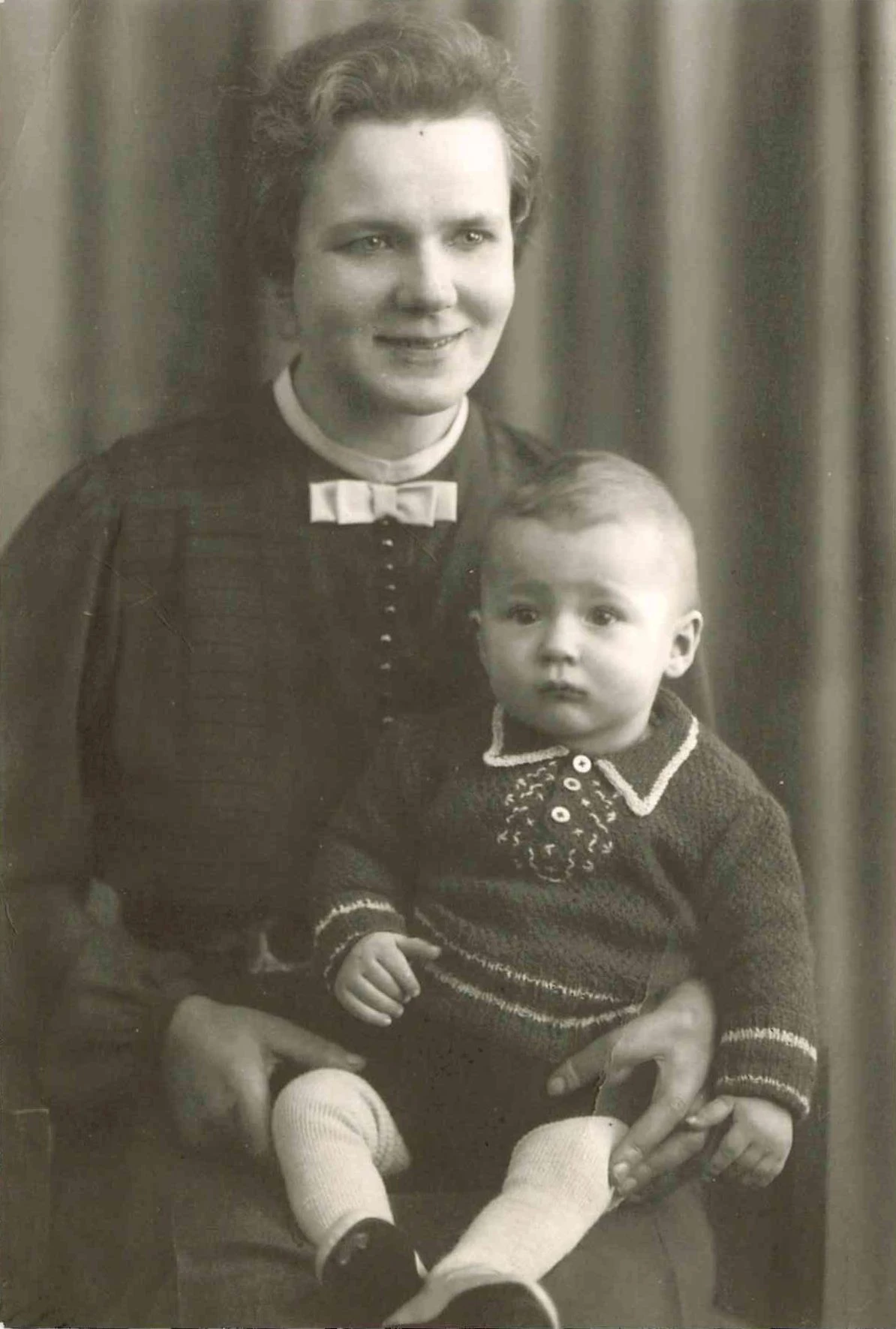 Elisabeth Schneider mit ihrem Sohn Hans Schneider, 1943 oder 1944. Über den Vater von Hans, einen Franzosen, ist bis heute wenig bekannt.