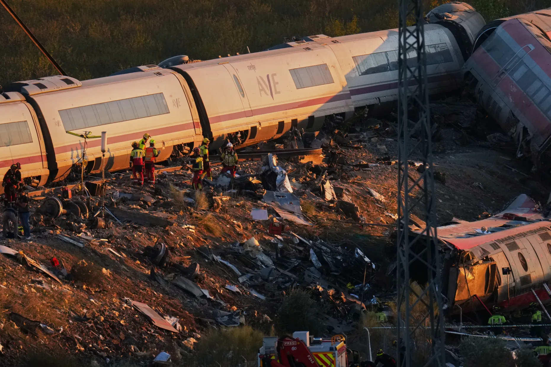 Rettungskräfte sind am Unfallort nach dem Zusammenstoß zweier Züge in Spanien im Einsatz.