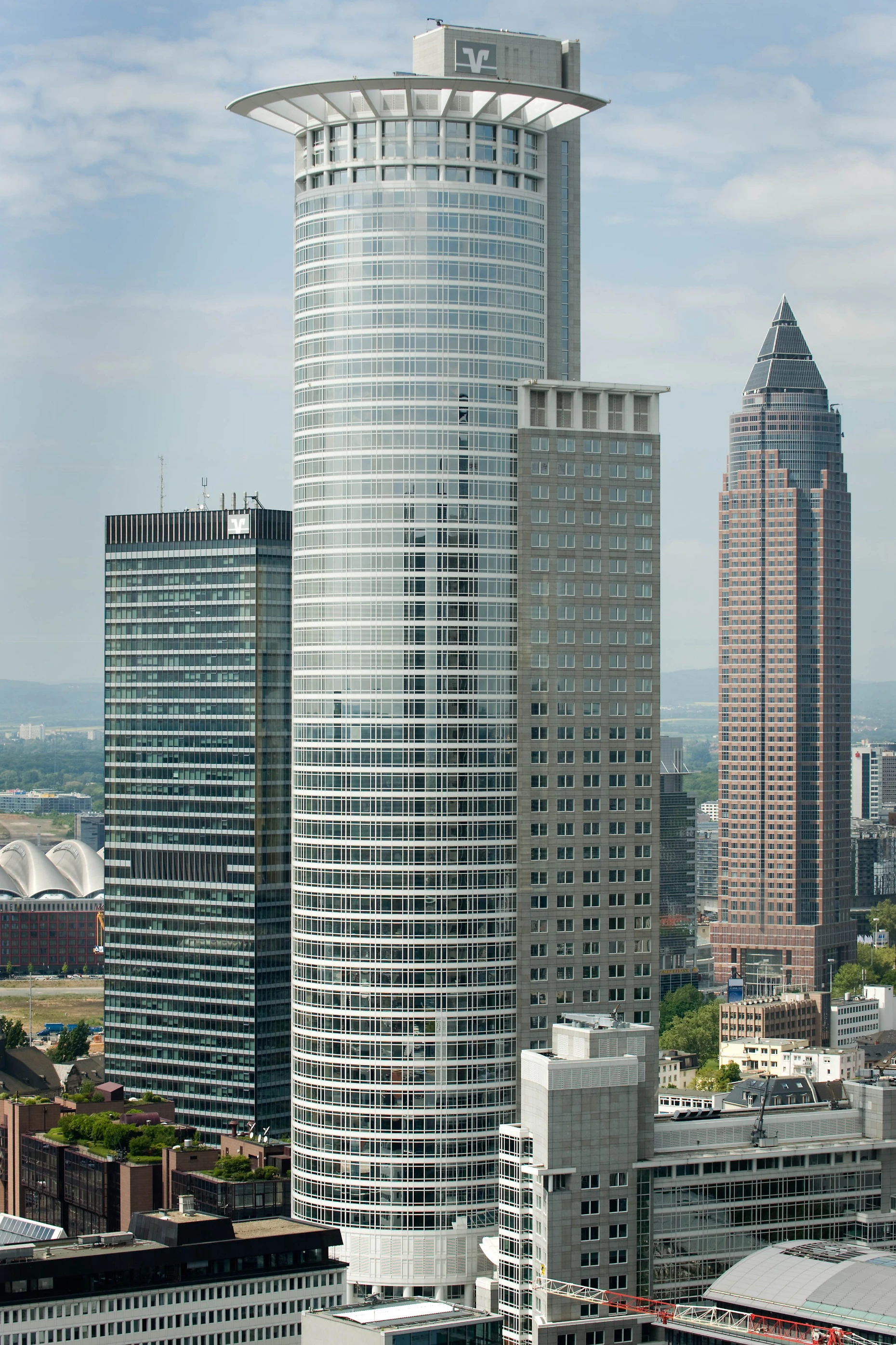 Blick auf die Zentrale der DZ Bank. Das Spitzeninstitut der Volks- und Raiffeisenbanken ist Deutschlands zweitgößter Finanzkonzern und wickelt auch für MLP, Warburg und die Edekabank Zahlungen ab.